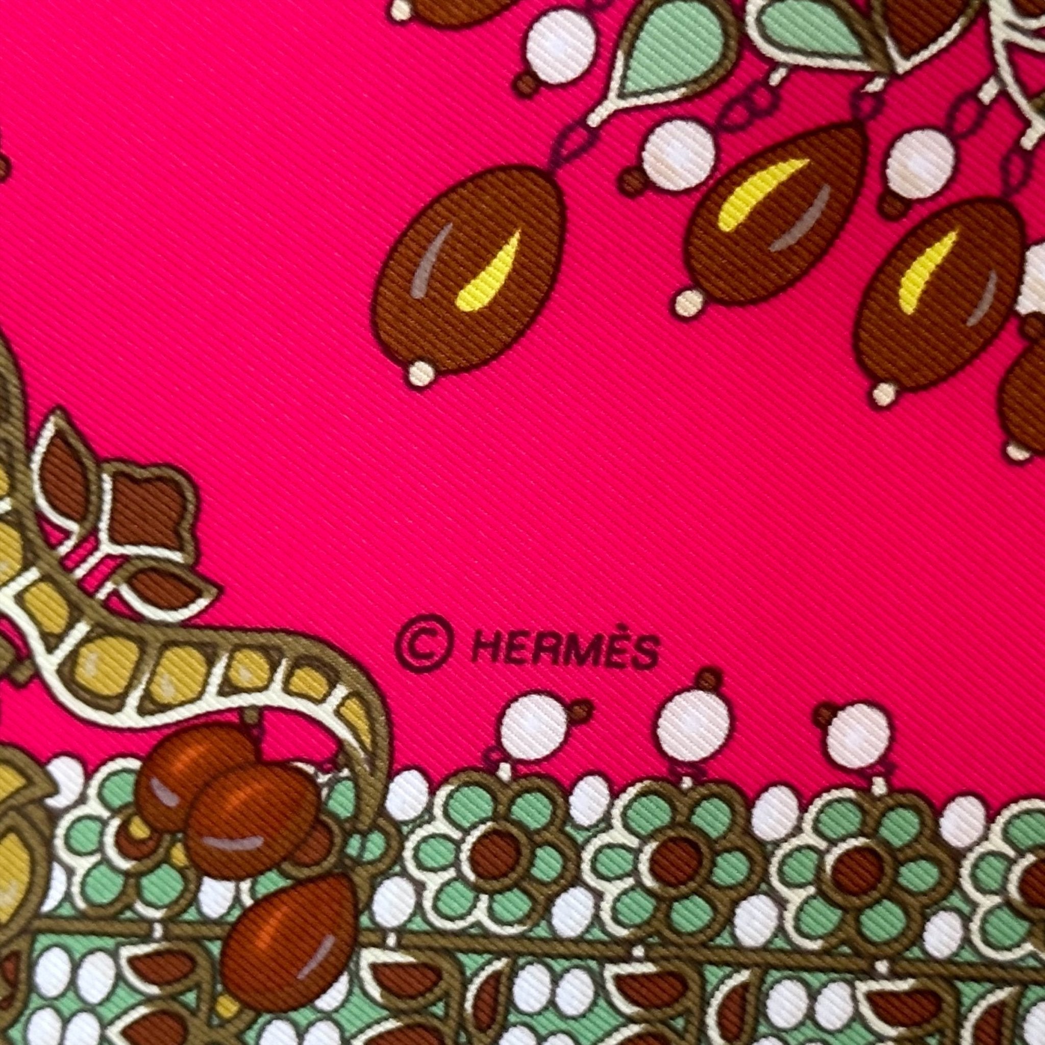 L'art d'authentifier les carrés Hermès - Carré Society