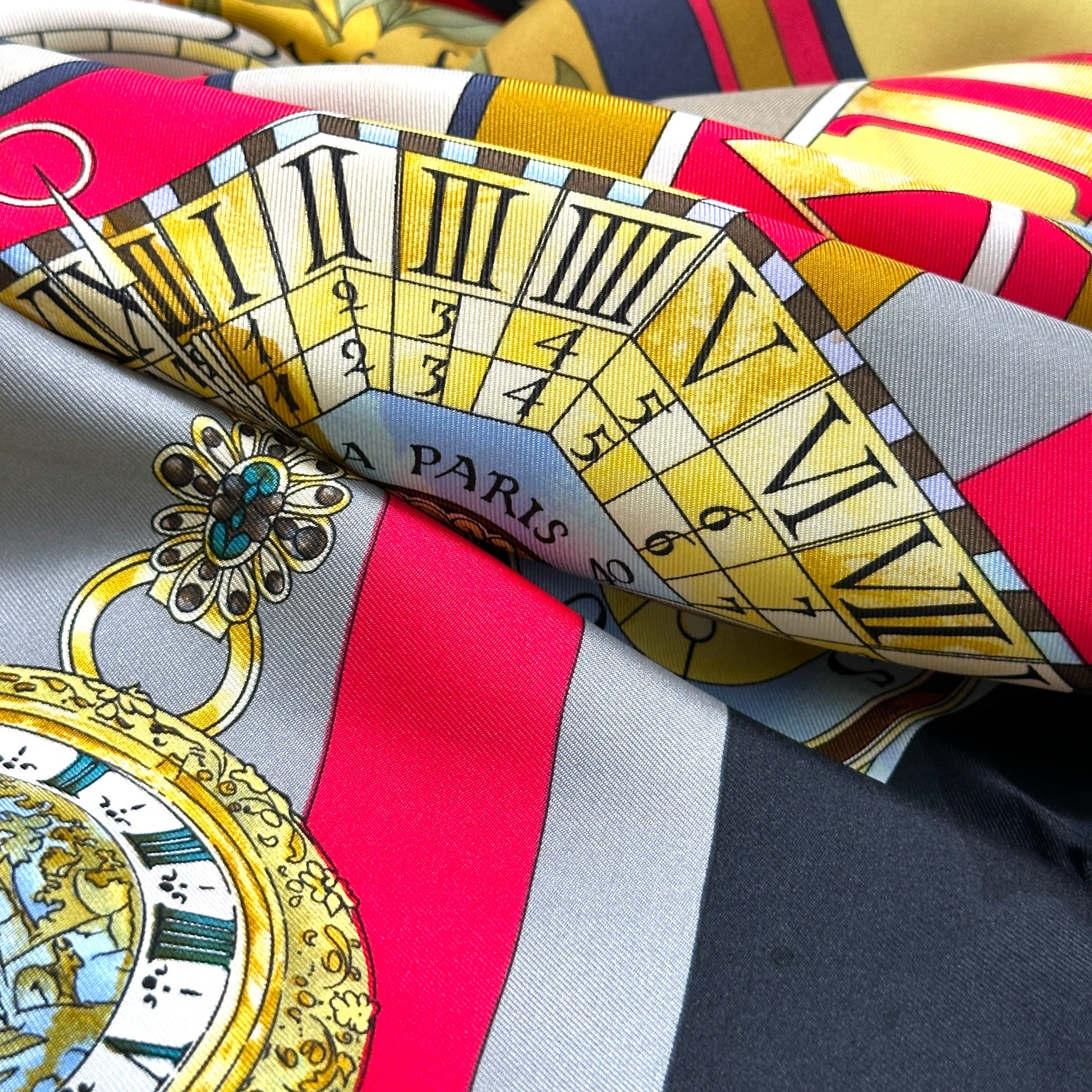 foulard-hermes-la-ronde-des-heures-plie