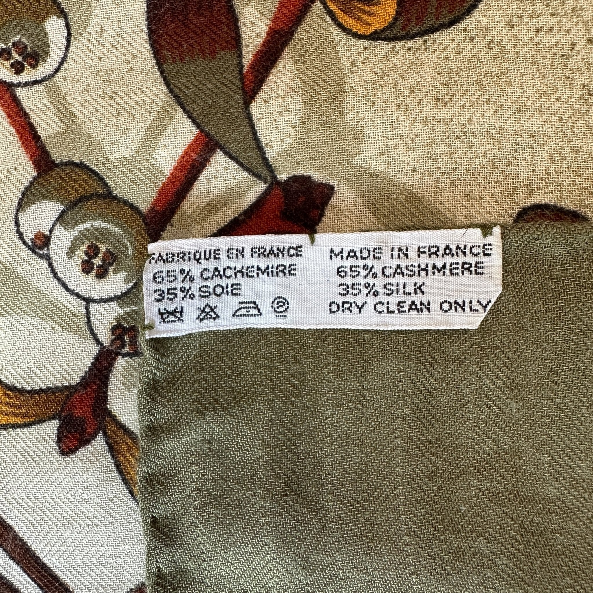 zoom sur l'étiquette de composition du carré Hermès en cachemire et soie fabriqué en france