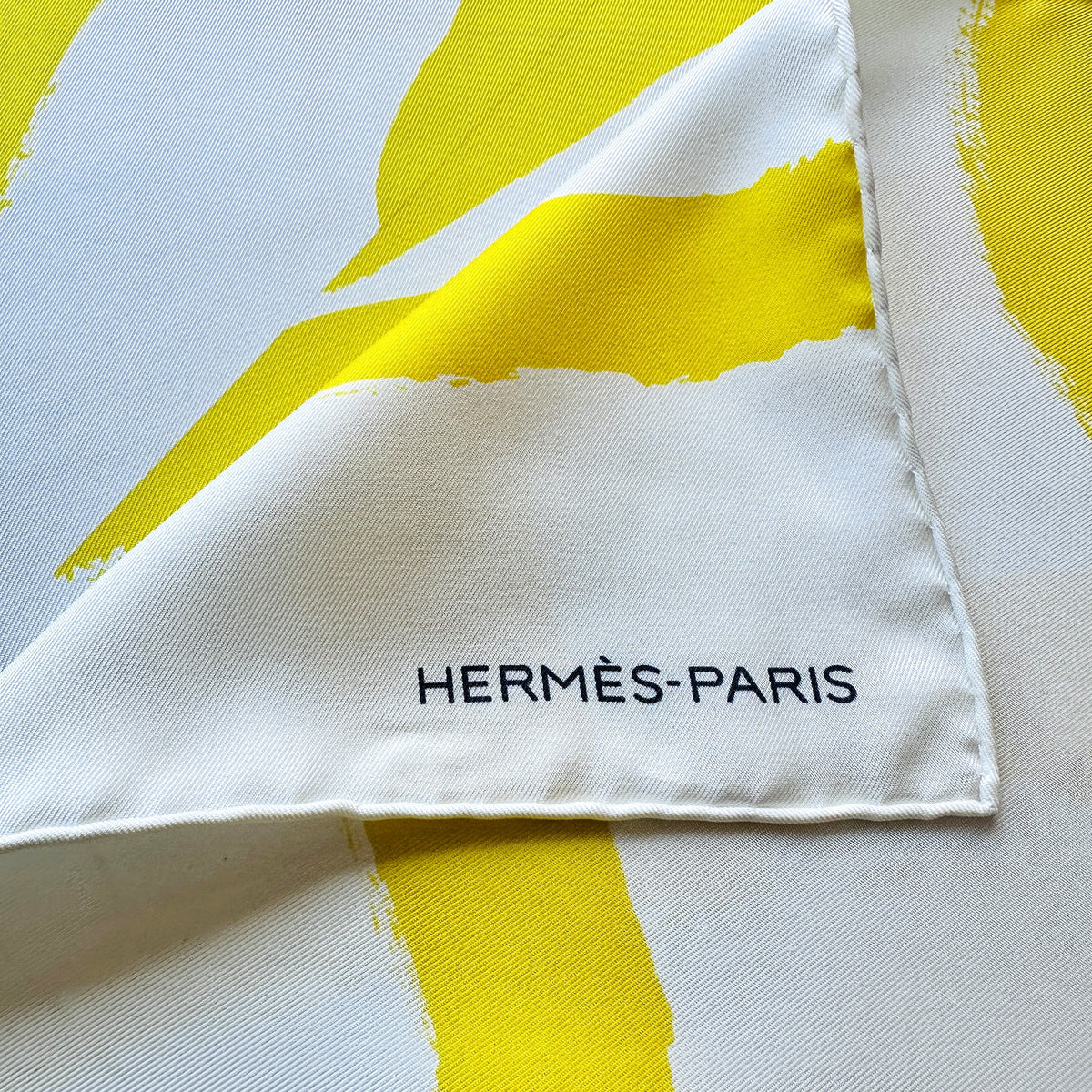 Carré Hermès Rosace János Ber 90 cm soie, inscription Hermès-Paris en bordure