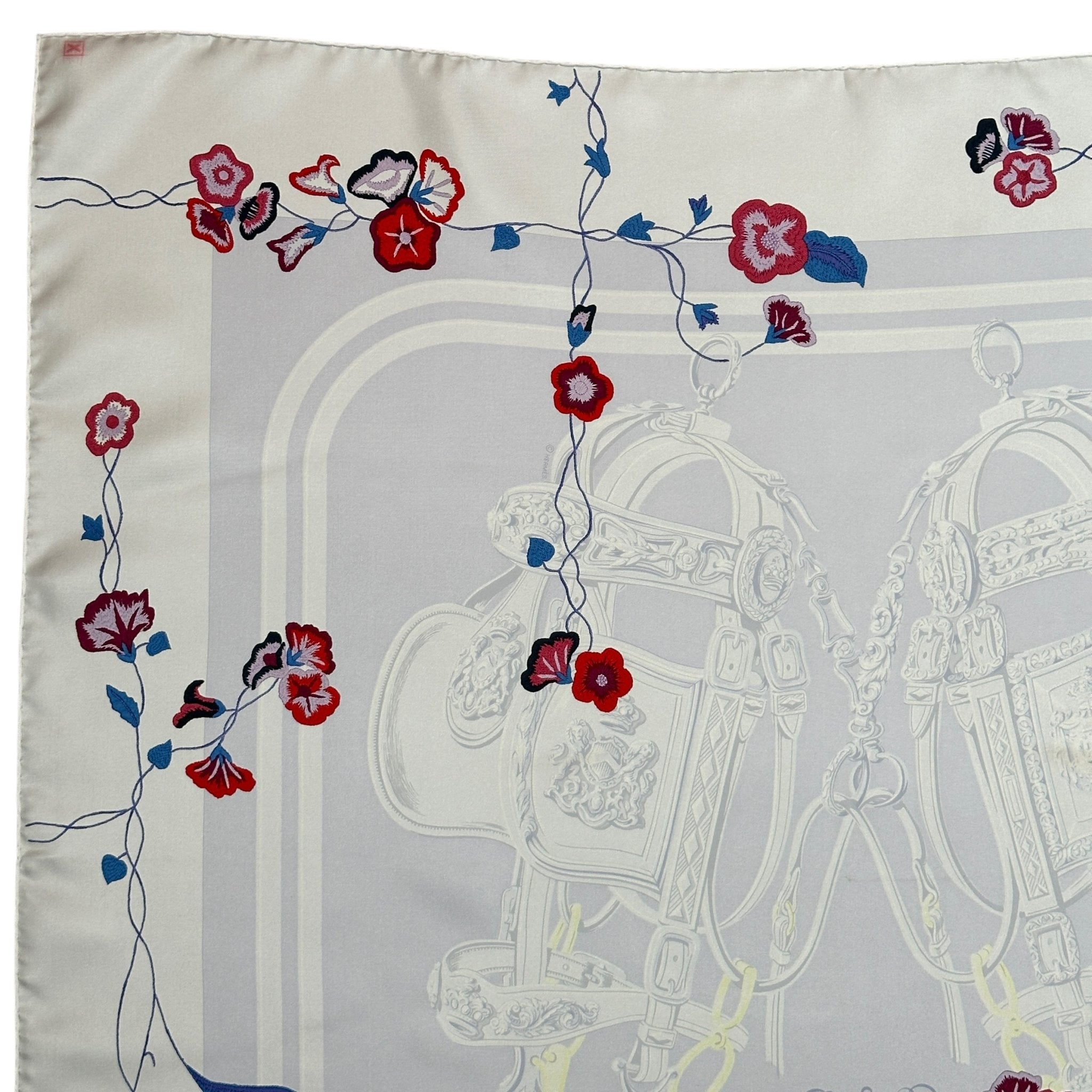 detail du foulard hermes fleurs rouges et bleus