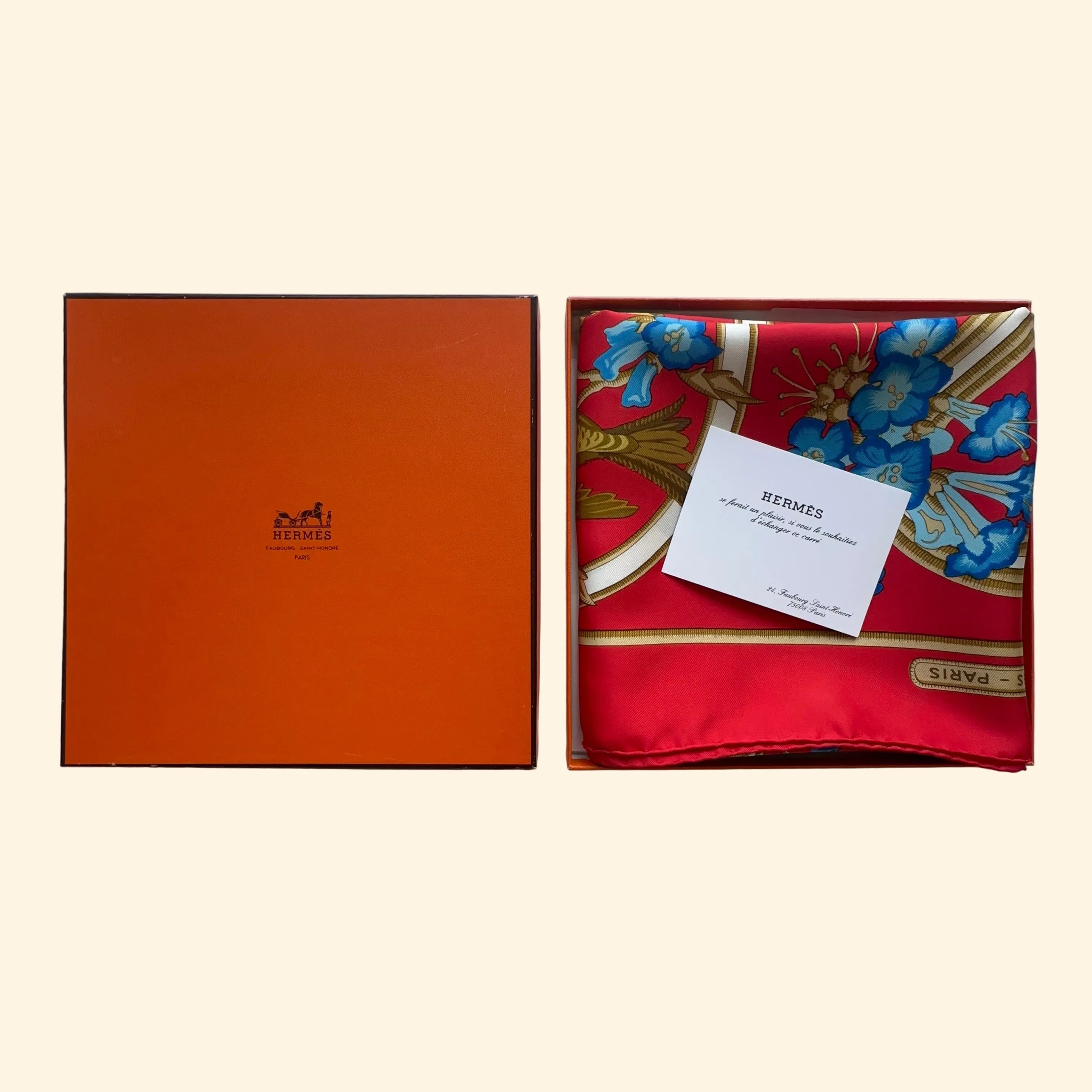 Vue du foulard dans son packaging avec la carte blanche "Hermès se ferait un plaisir d'échanger ce carré", témoignage d'un cadeau d'époque.