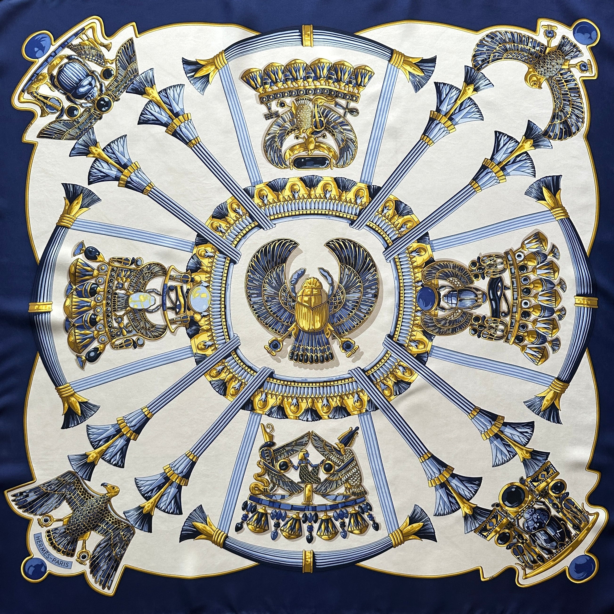 Carré Hermès Égypte – vue d’ensemble bordure bleu marine et détails dorés