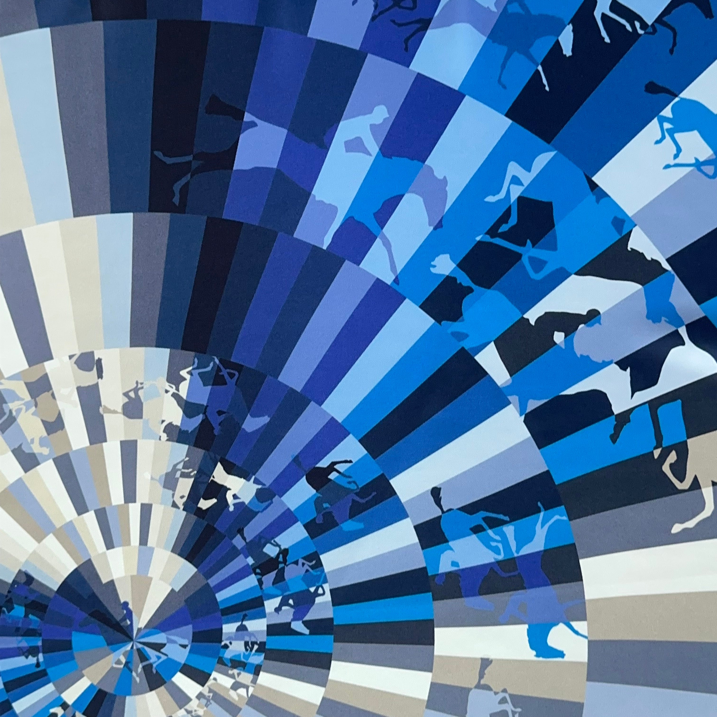 Section du foulard montrant la répétition rythmique du motif équestre en spirale, camaïeu de bleus froids et élégants.