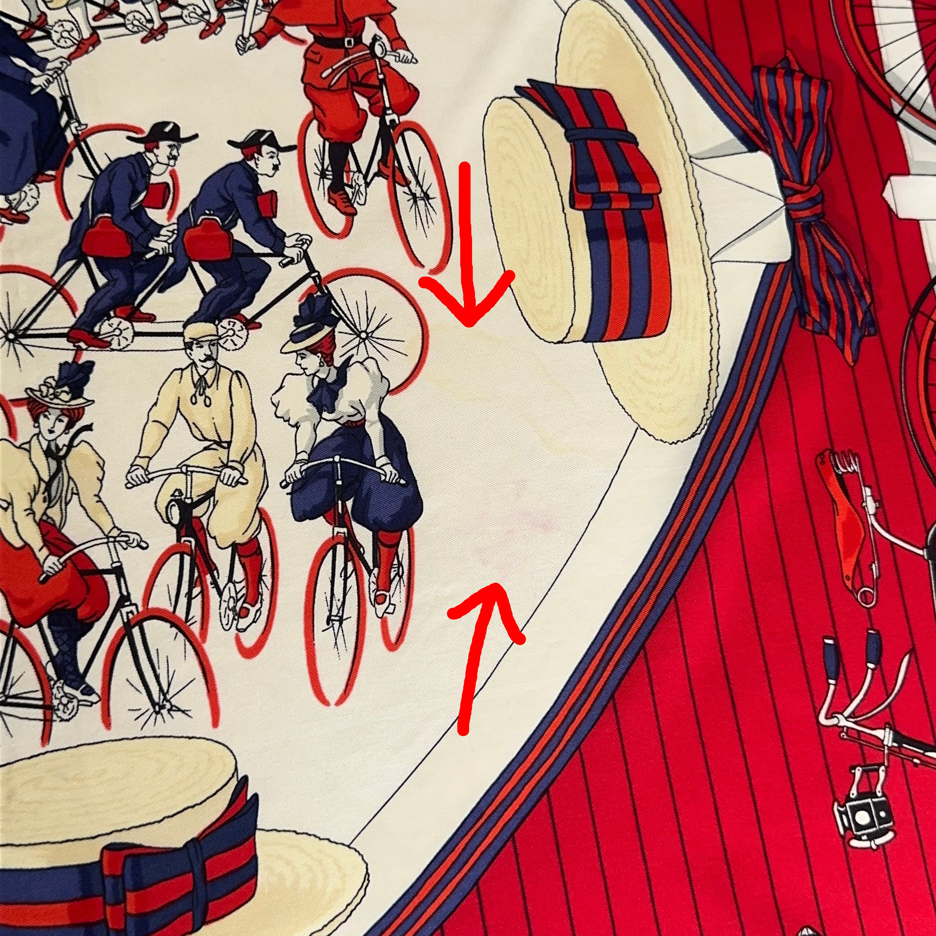 Zoom de transparence sur l'état : mise en évidence des légères taches/marques jaunies sur le fond blanc près des chapeaux.