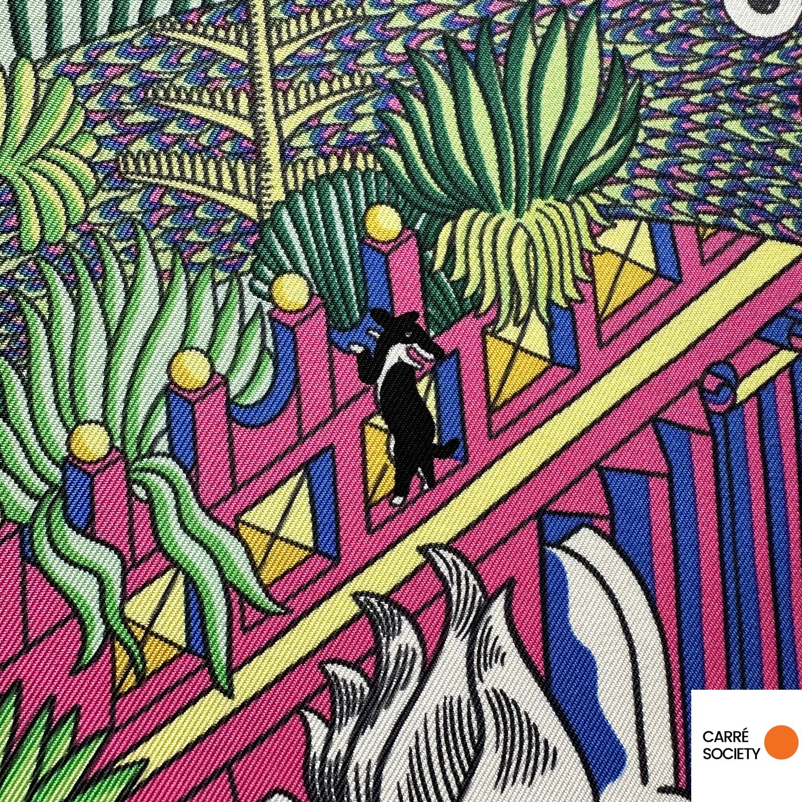 zoom sur le chien de l'artiste en position debout