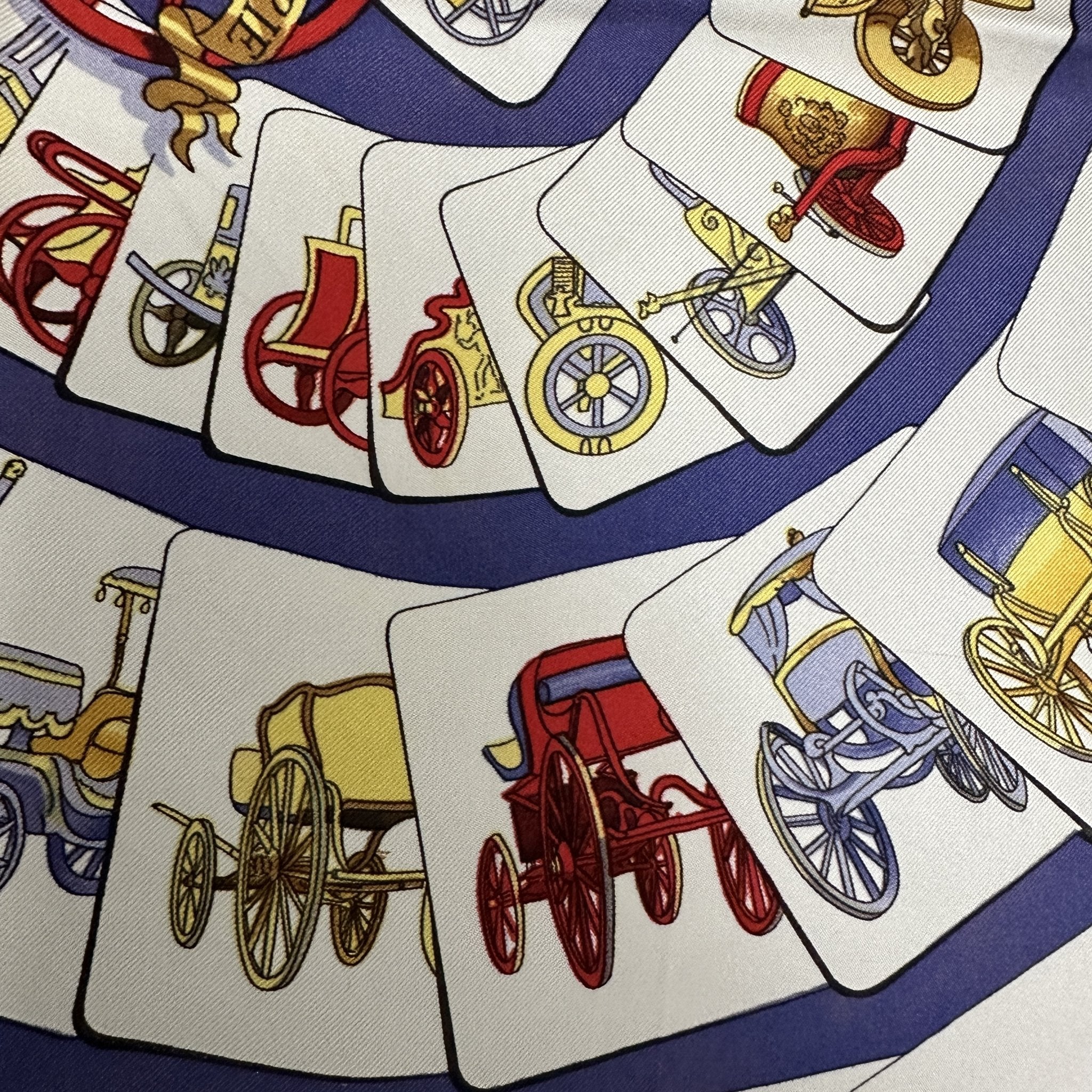 plusieurs voitures anciennes dessinees sur des cartes disposee en cercle