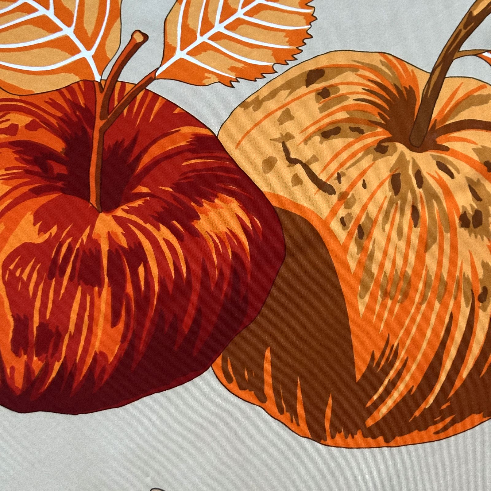 Gros plan sur les pommes dessinées en haut du foulard Hermès Charmes des Plages Normandes II