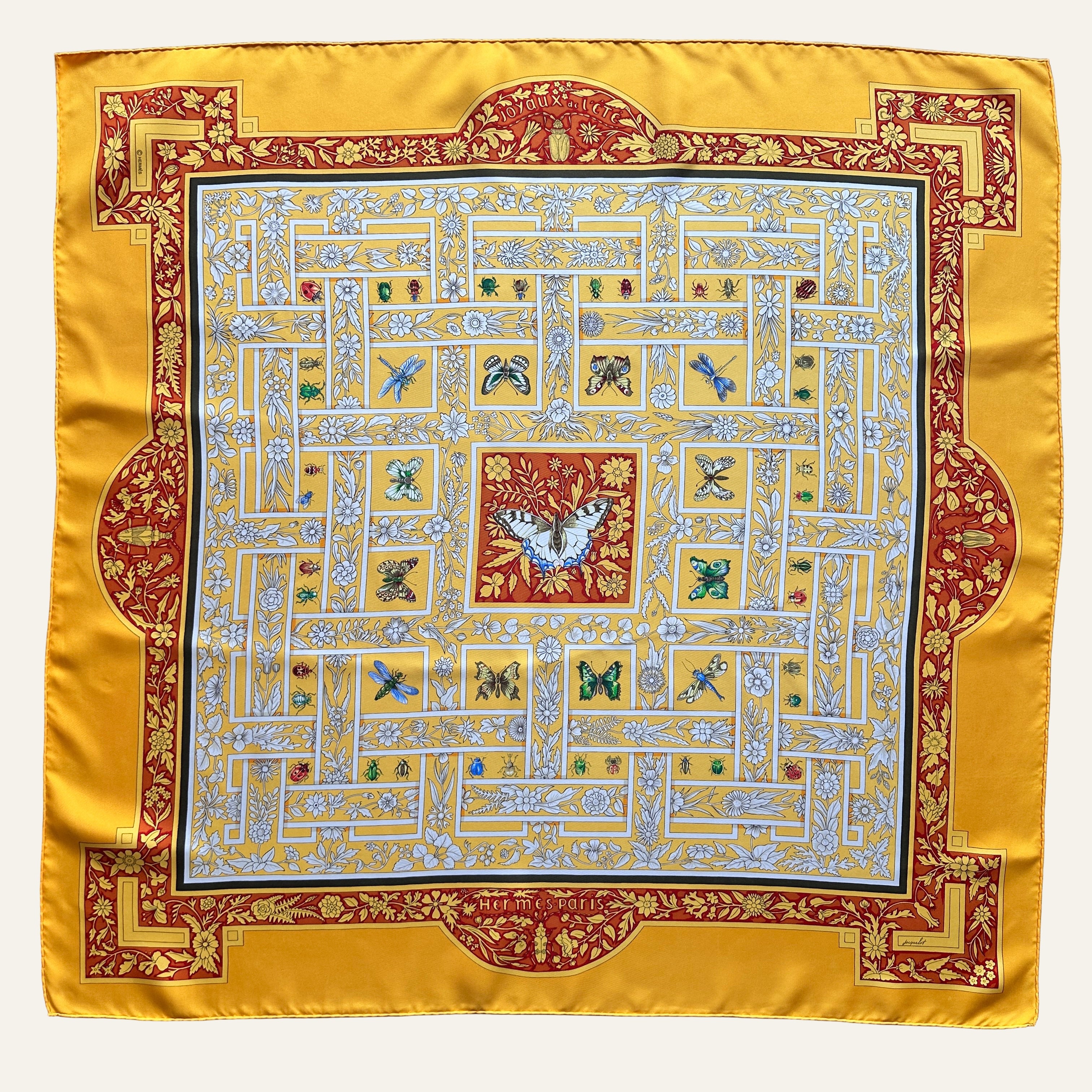Foulard Hermès Joyaux de l'été en soie jaune lumineuse, motifs d'insectes.