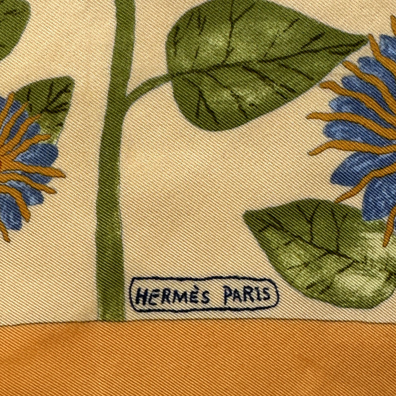 Détail de la mention Hermès Paris sur le foulard Tournesols