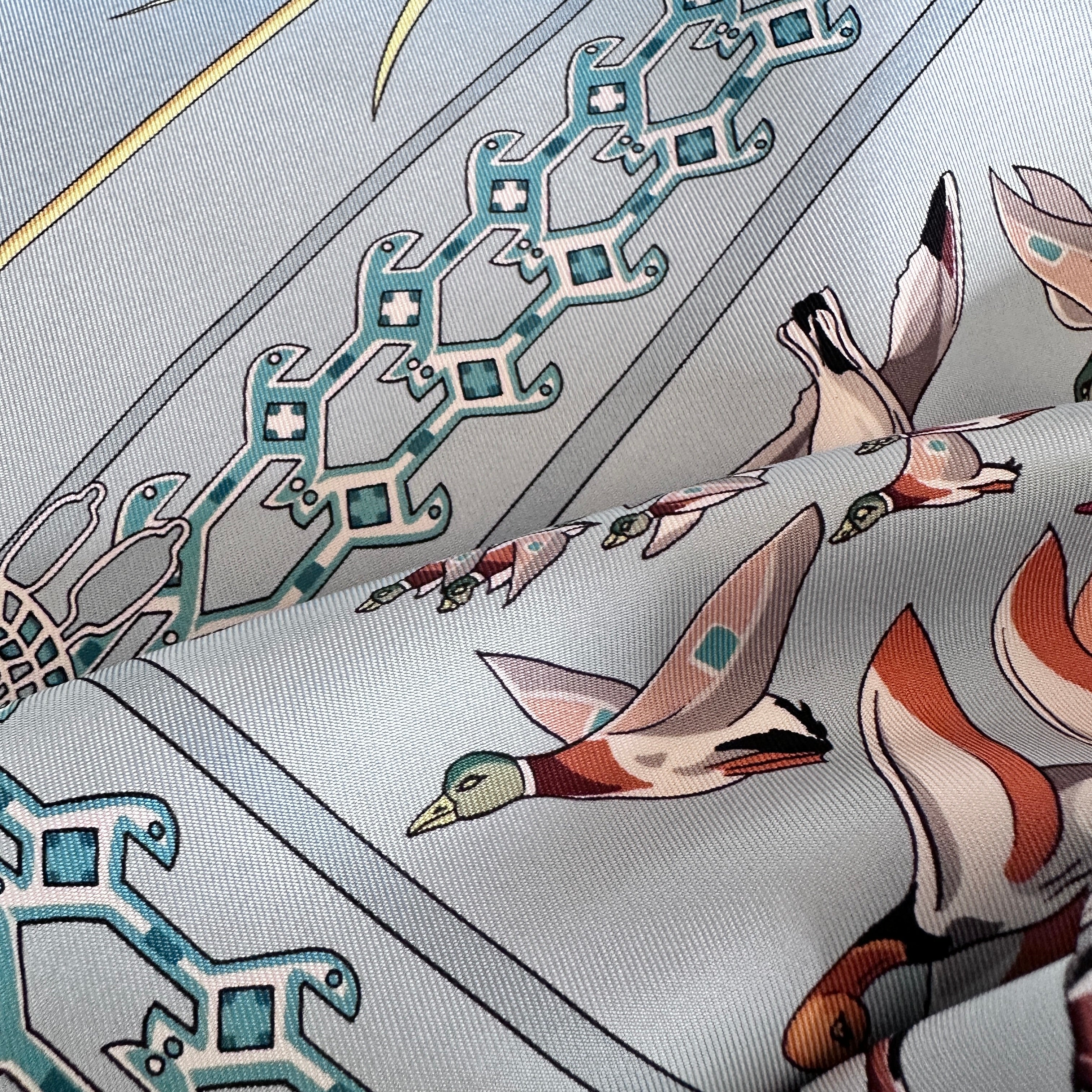 Détail bordure motifs tapis nomades et vol de canards sur soie.