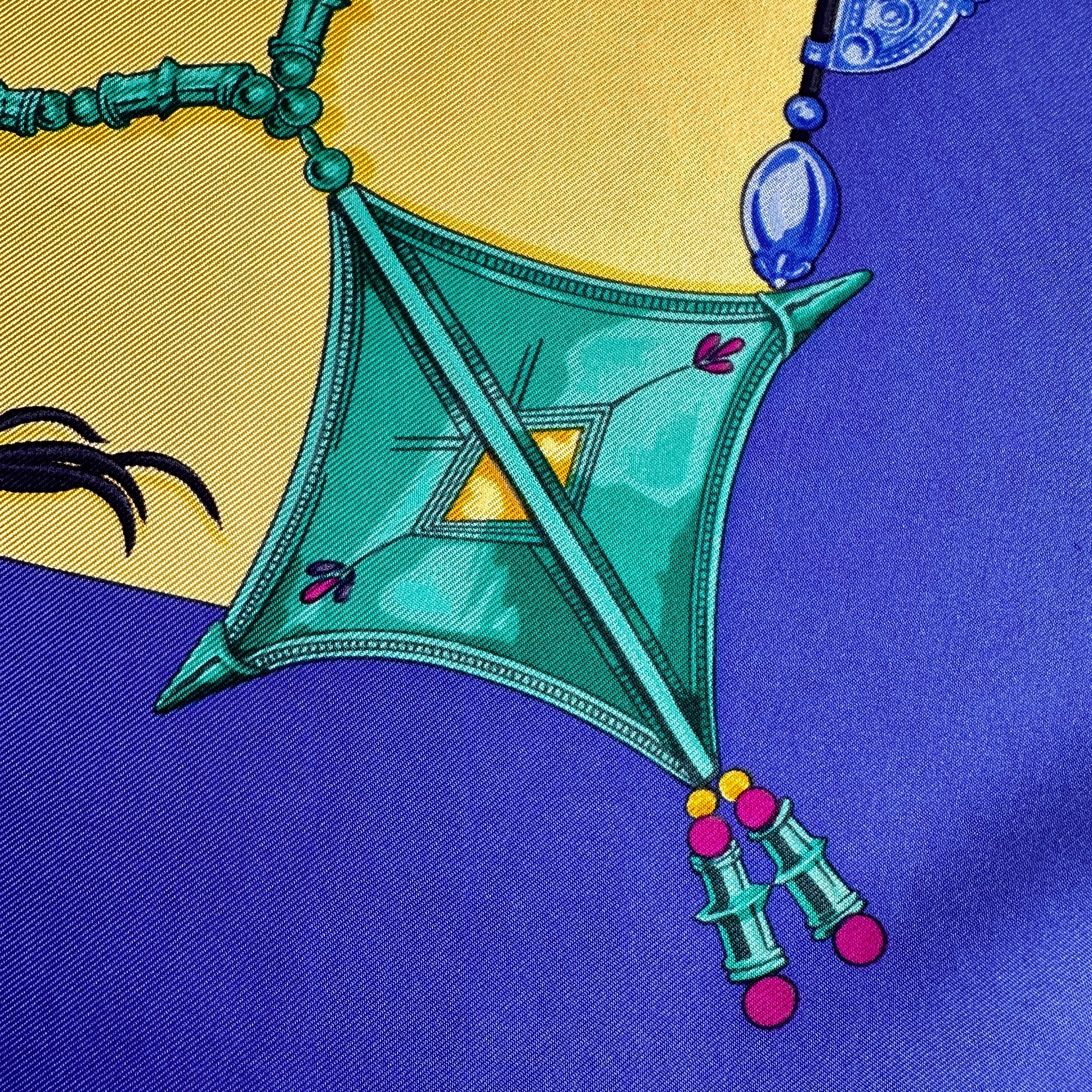 Illustration détaillée d'un bijou émaillé carré turquoise et vert.