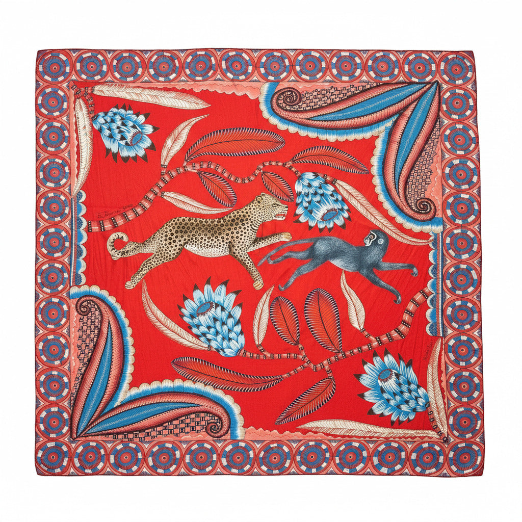 Vue du Châle Hermès 140 cm "The Savana Dance" par Ardmore Artists déplié à plat – Couleur dominante rouge et bleu