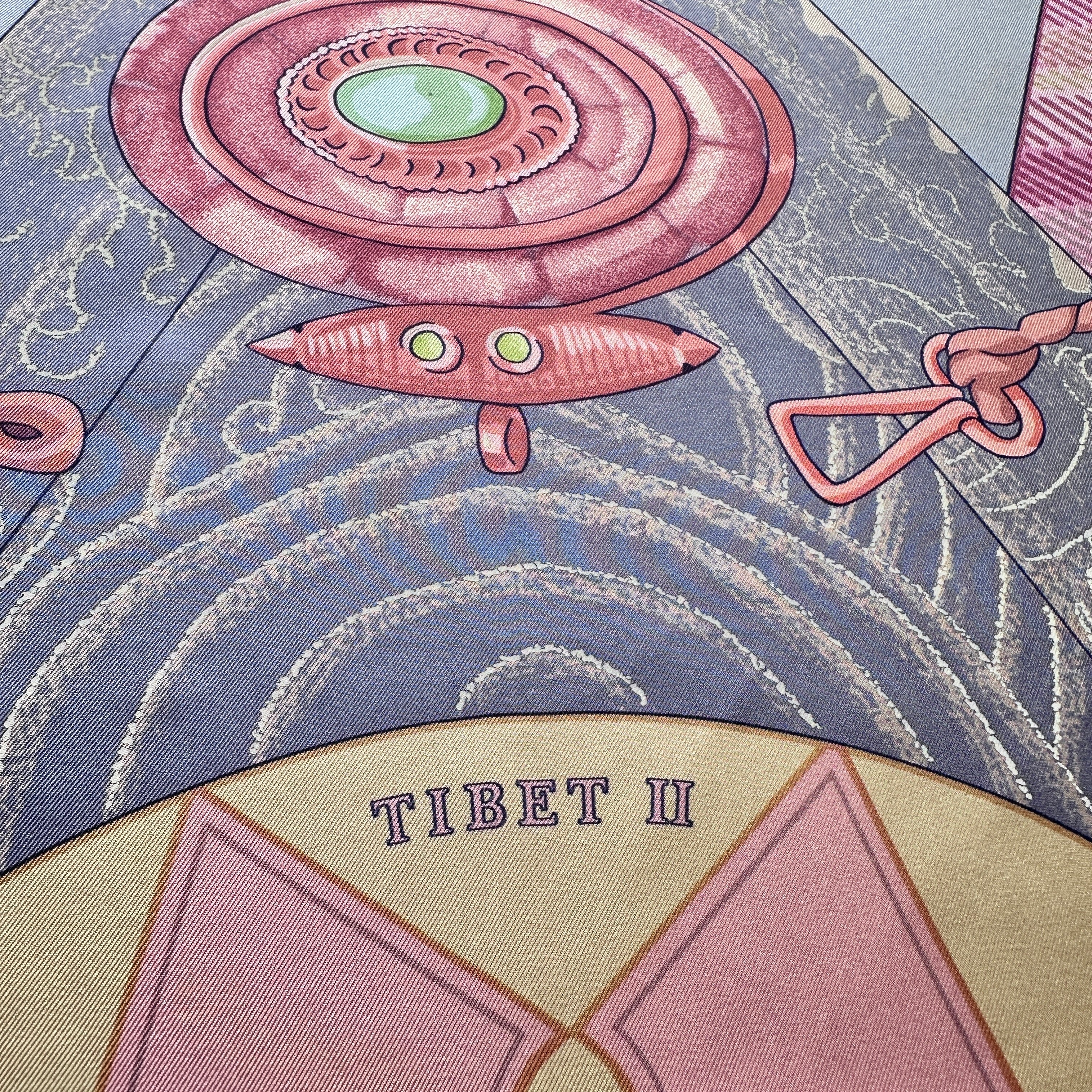 Gros plan sur le motif central géométrique et l'inscription Tibet II.