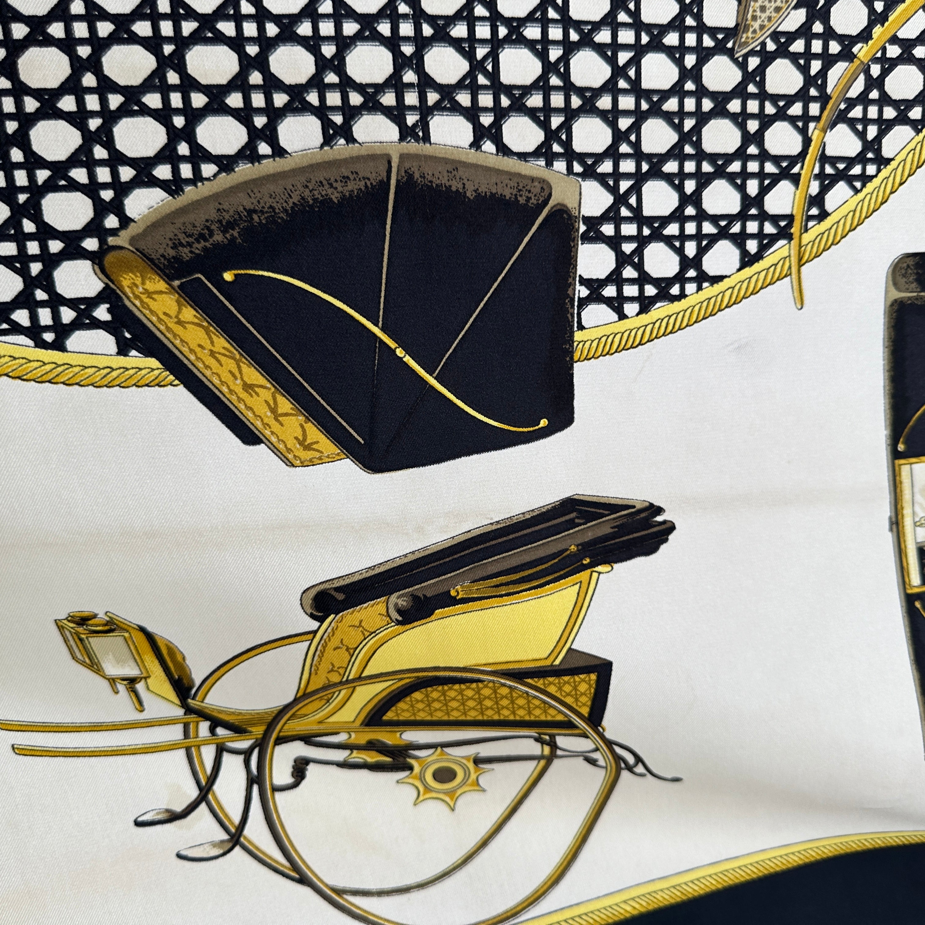 trace-sur-pliure-foulard-hermes-voitures-a-transformation