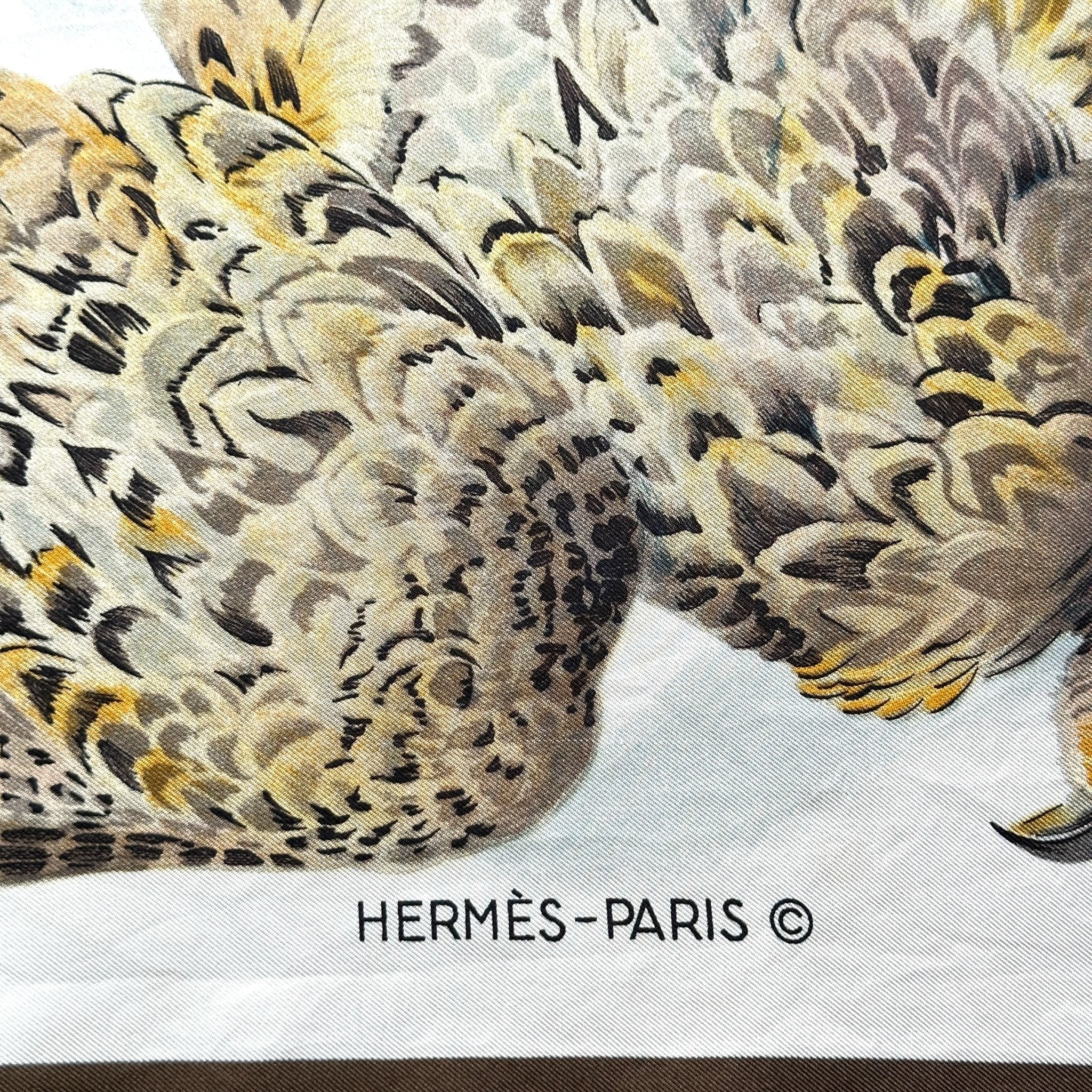 Signature Hermès Paris sur le twill de soie