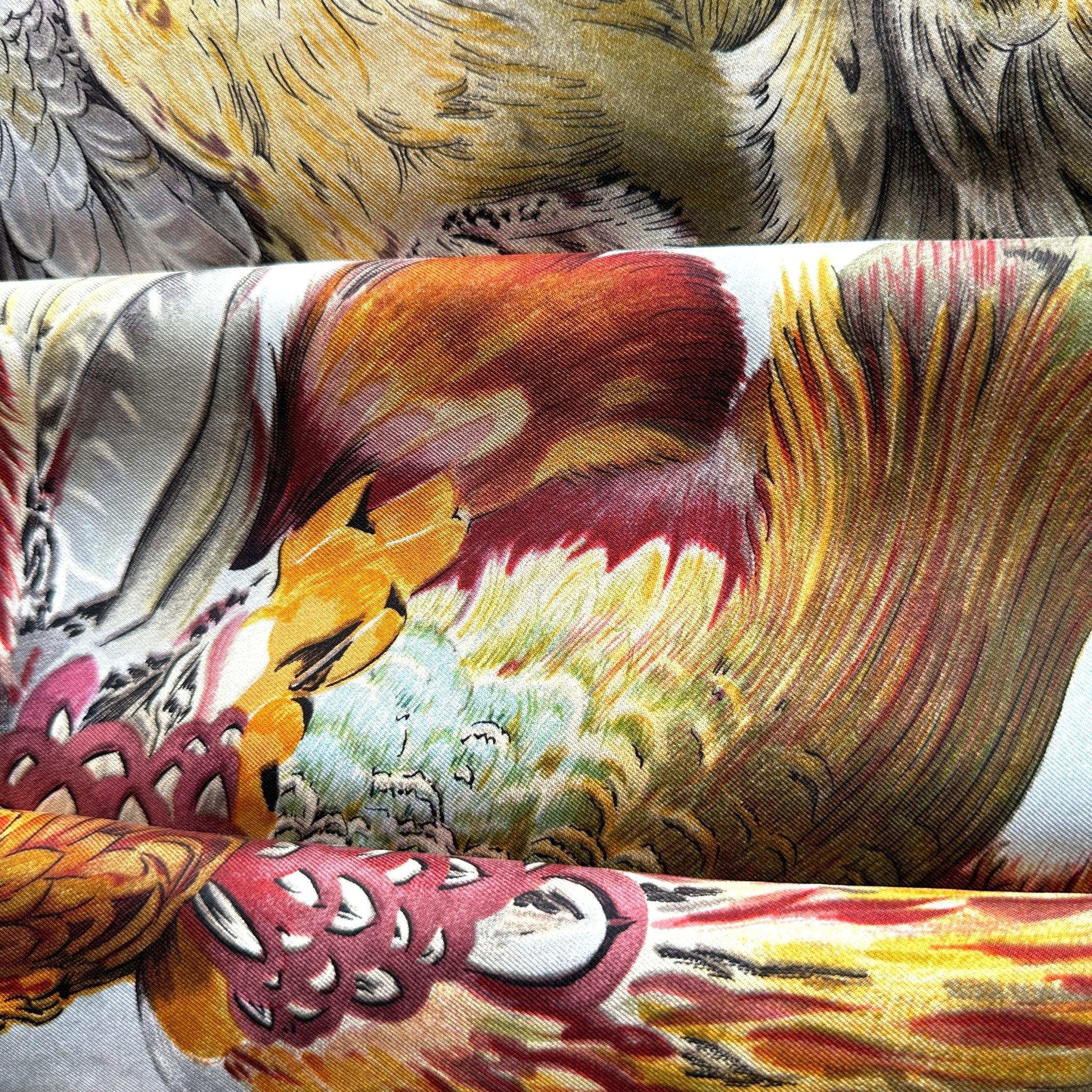 Gros plan sur les tons bruns, gris et la bordure roulottée