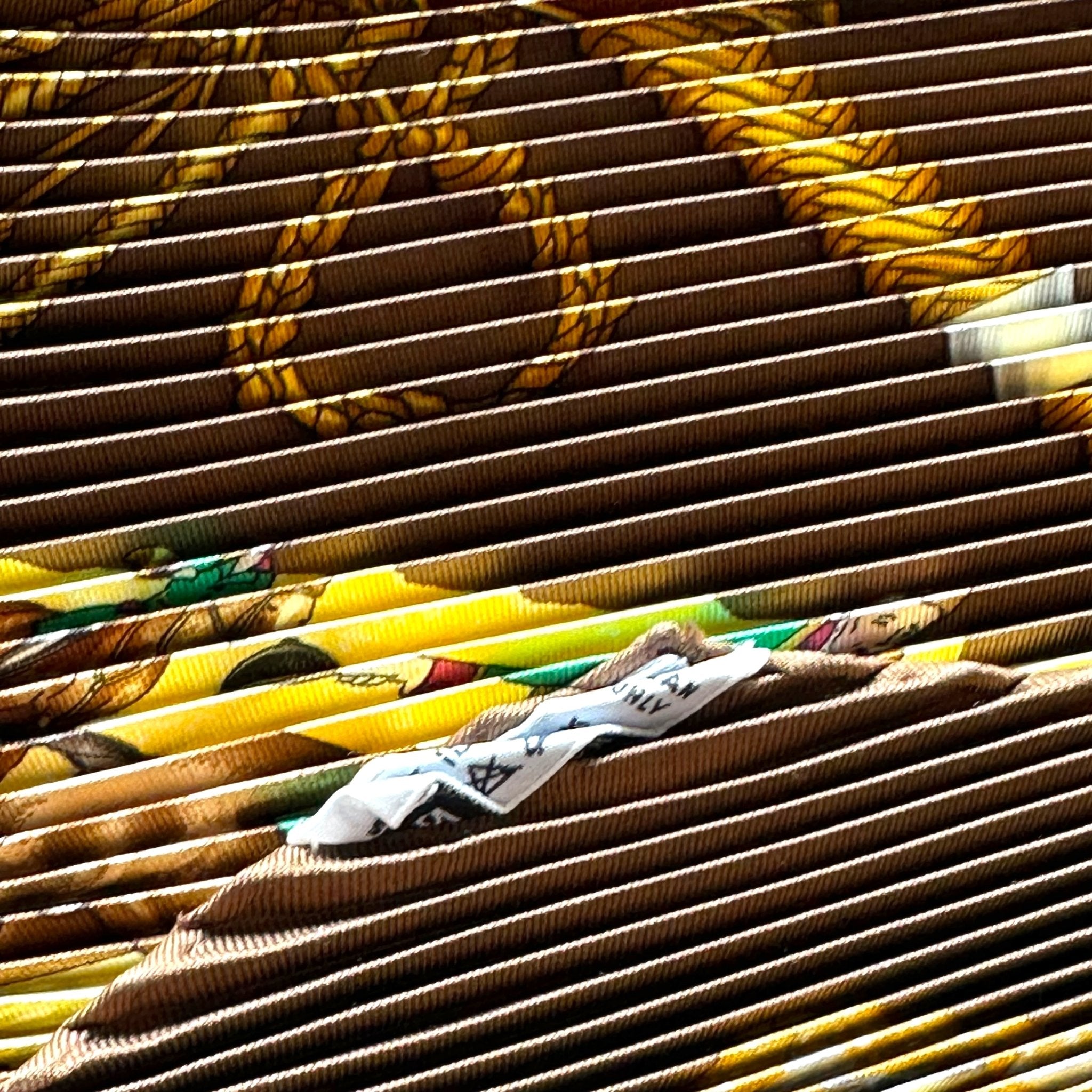 Étiquette de composition 100 % soie – authenticité confirmée