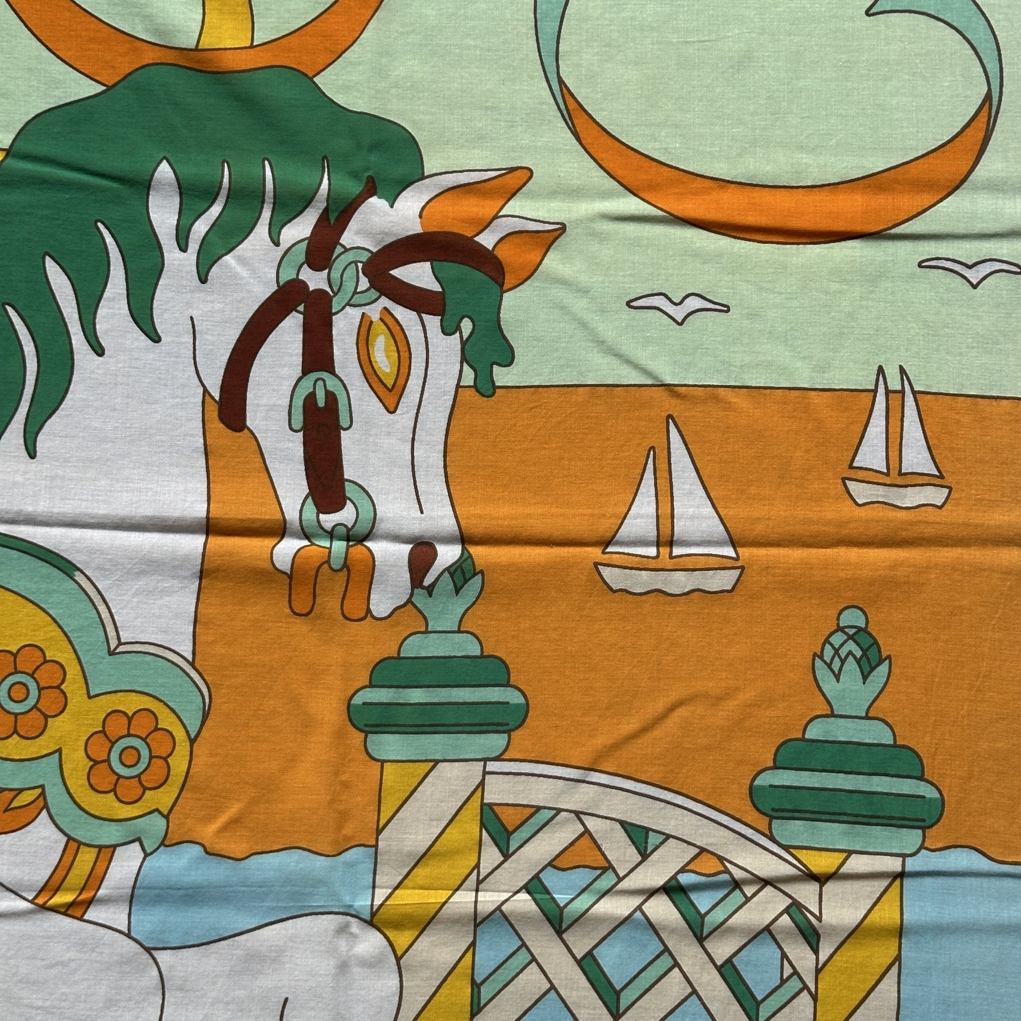 vue du paréo Hermès detail de chevaux et de bateaux