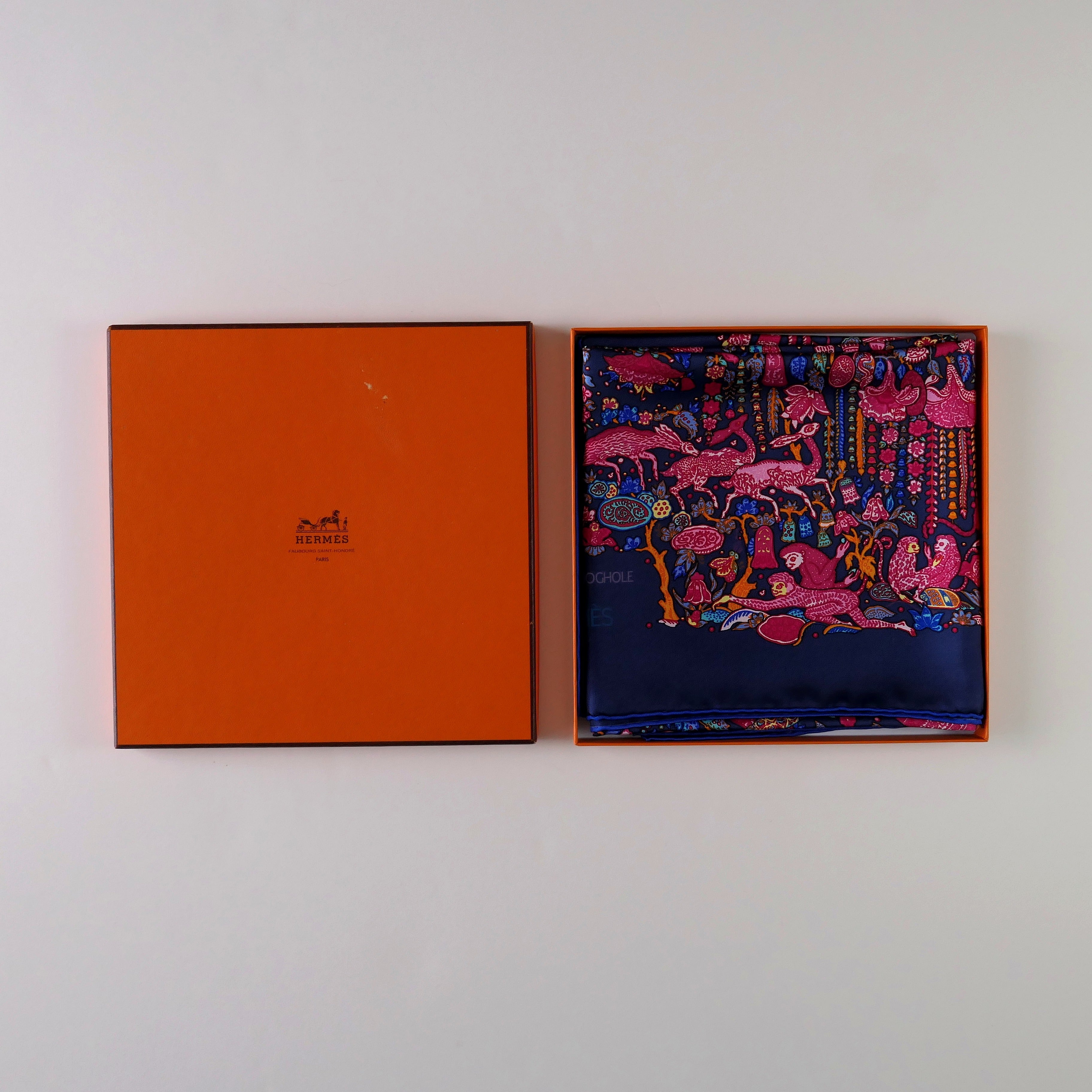 Carré Hermès Légende Moghole 90 cm soie, présentation avec boîte Hermès orange
