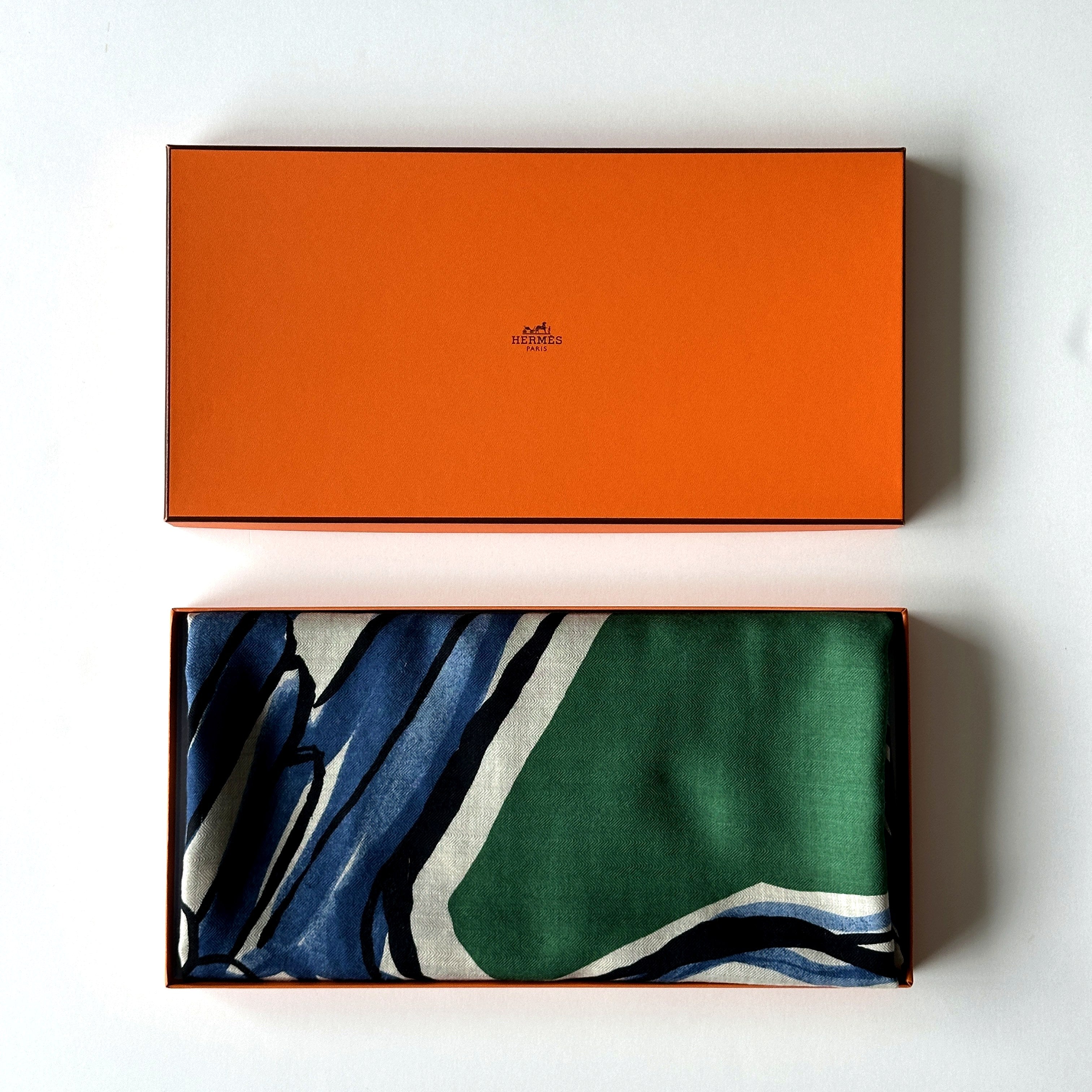 Carré Hermès Libre comme Pégase 140 cm cachemire soie, présentation avec boîte Hermès orange