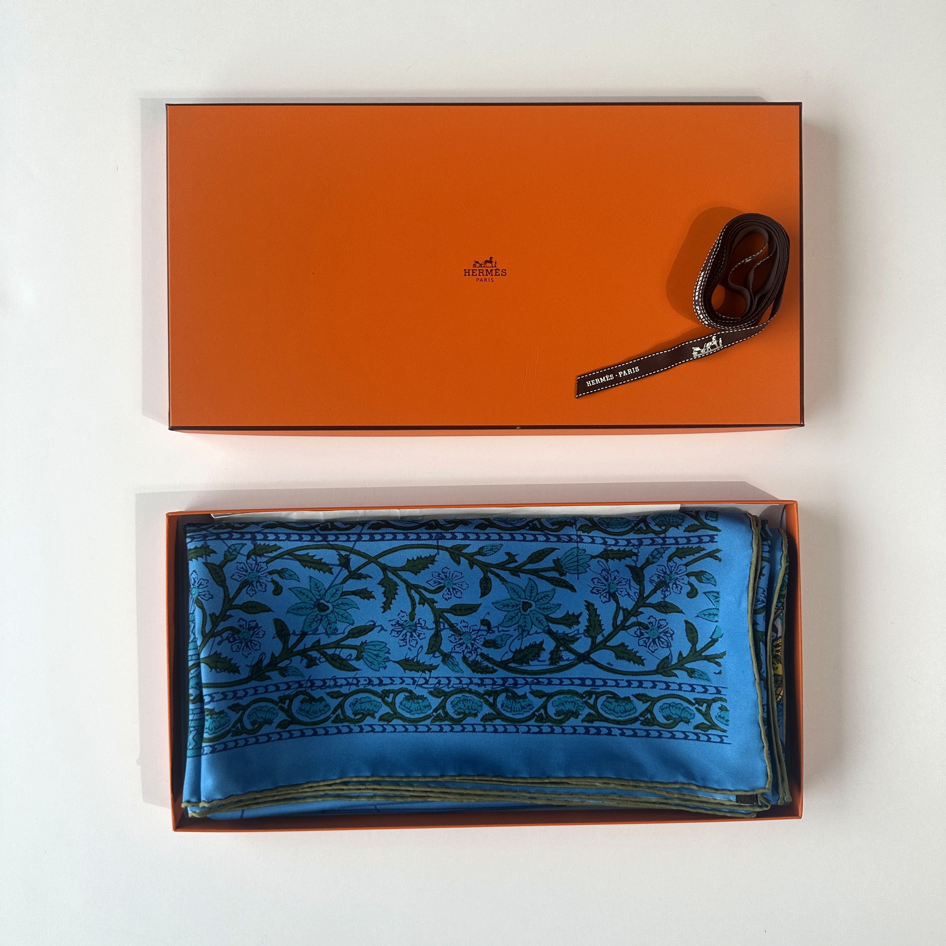 Carré Hermès Le Pégase d'Hermès au bloc 140 cm soie, présentation avec boîte Hermès orange et ruban