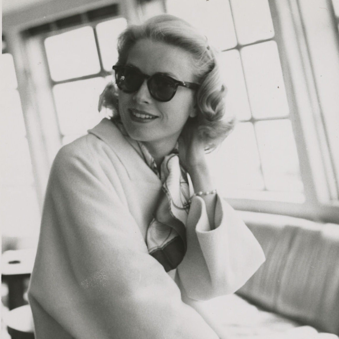 photo en noir et blanc de Grace Kelly par Howell Conant daté de 1956 portant le carré Hermès Cycles renommé Les Bécanes