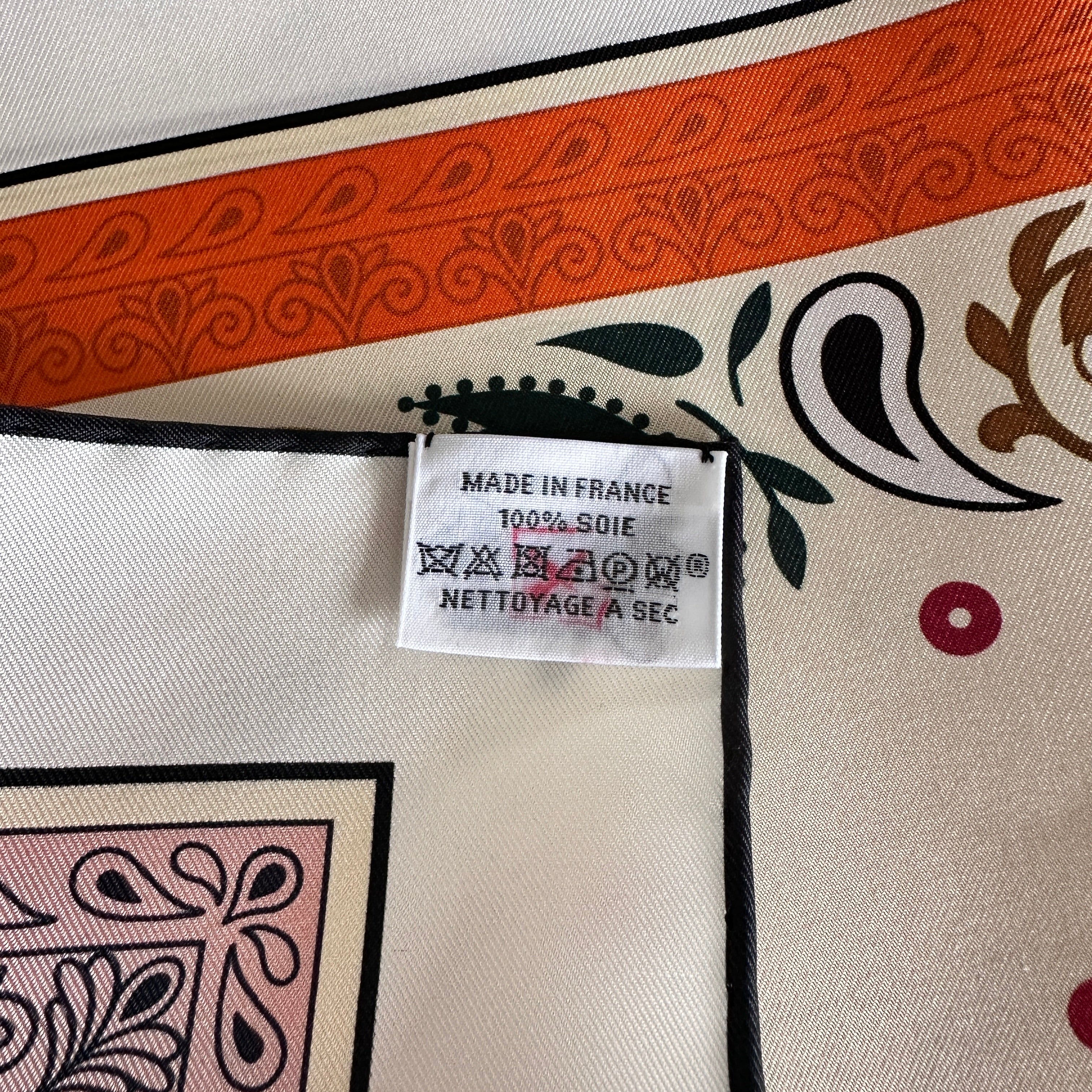 Carré Hermès Guépards Bandana de Robert Dallet, 90 cm soie, étiquette de composition avec tampon soldes privées