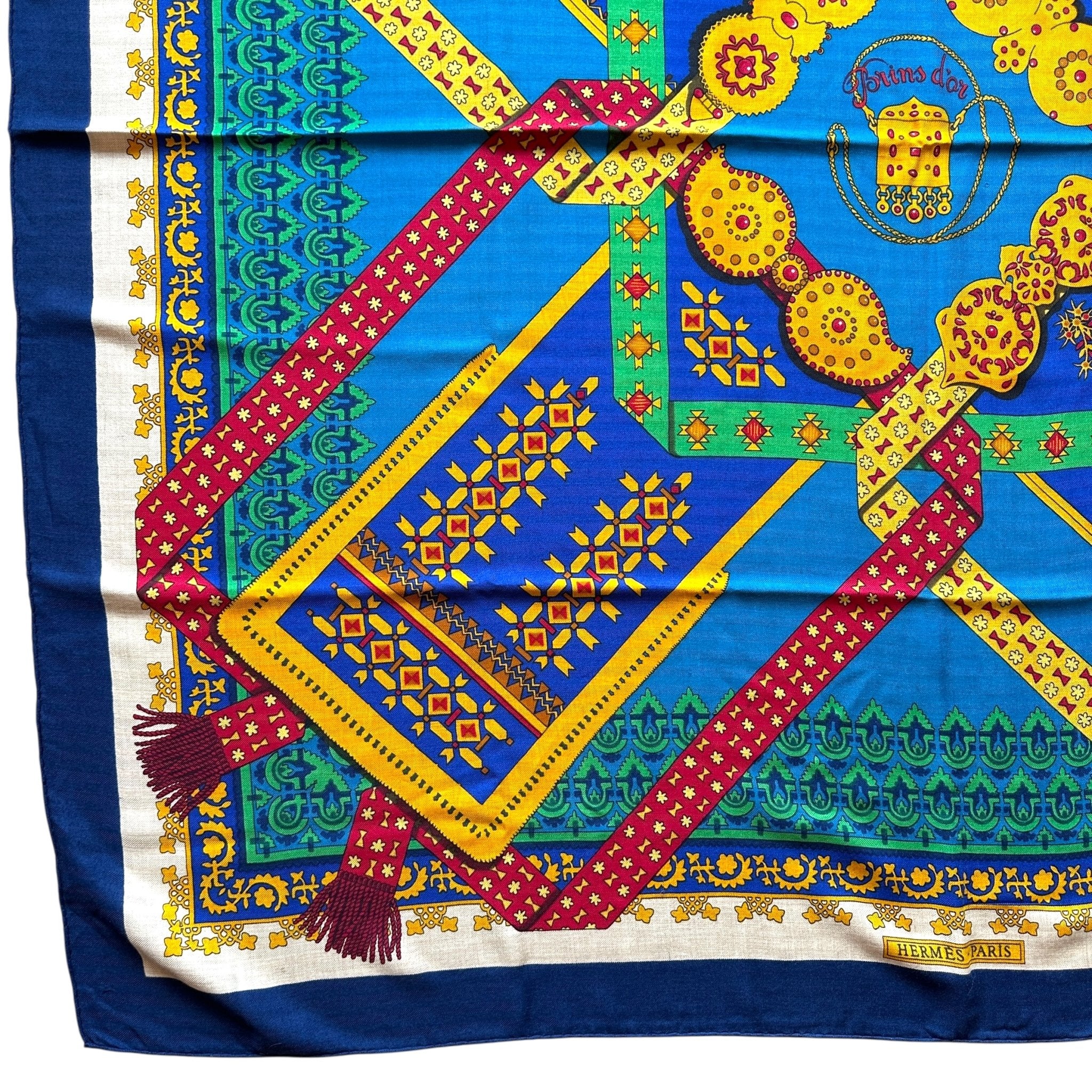détail du foulard ornement vert et bleu 