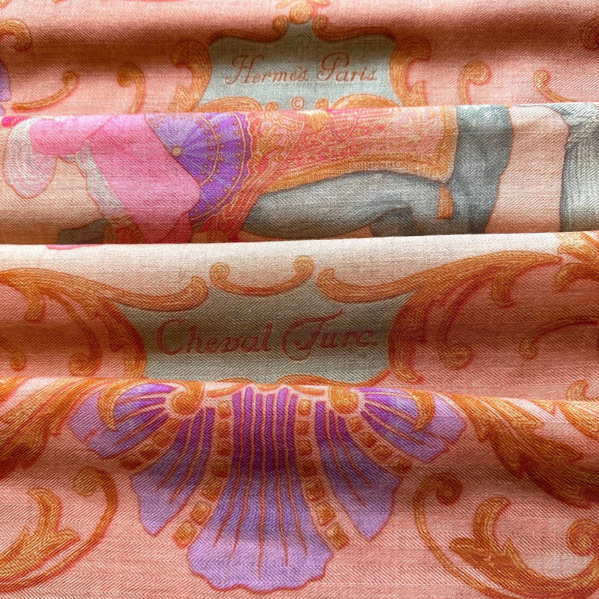 vue d'ensemble avec nom du foulard Cheval turc et signature Hermès Paris