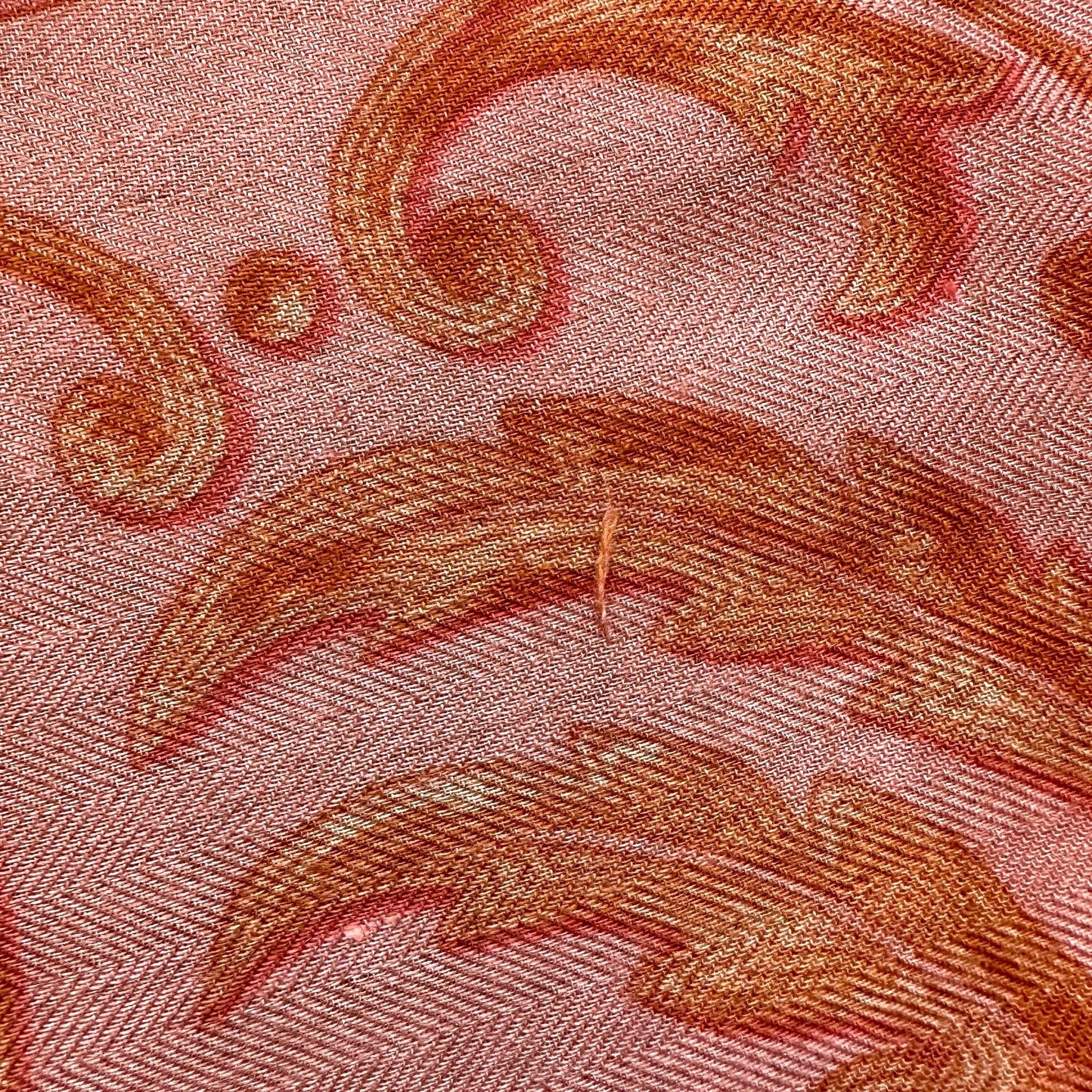 zoom sur un léger accroc sur le foulard