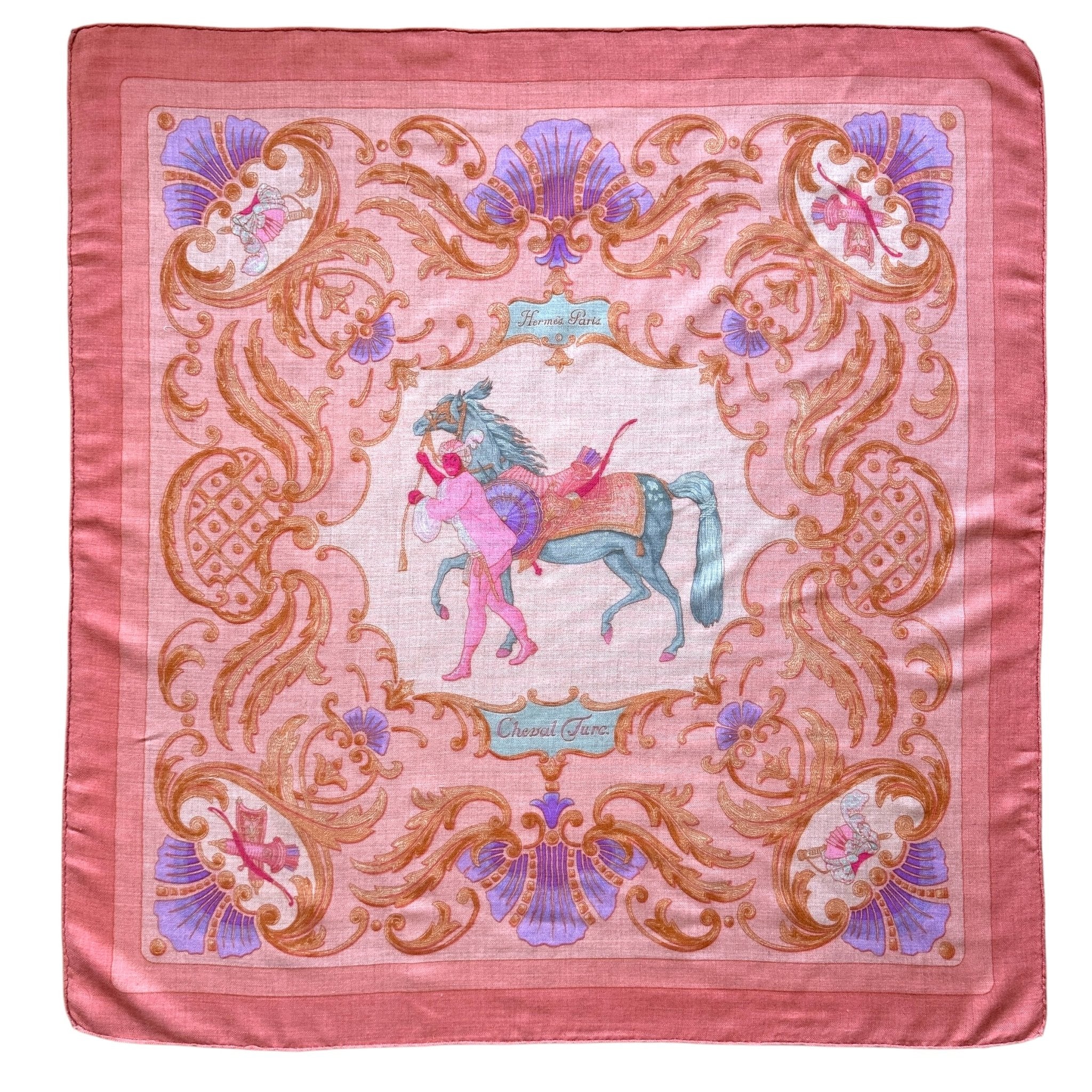 vue d'ensemble du carré Hermès en cachemire 90 cm rose Cheval turc