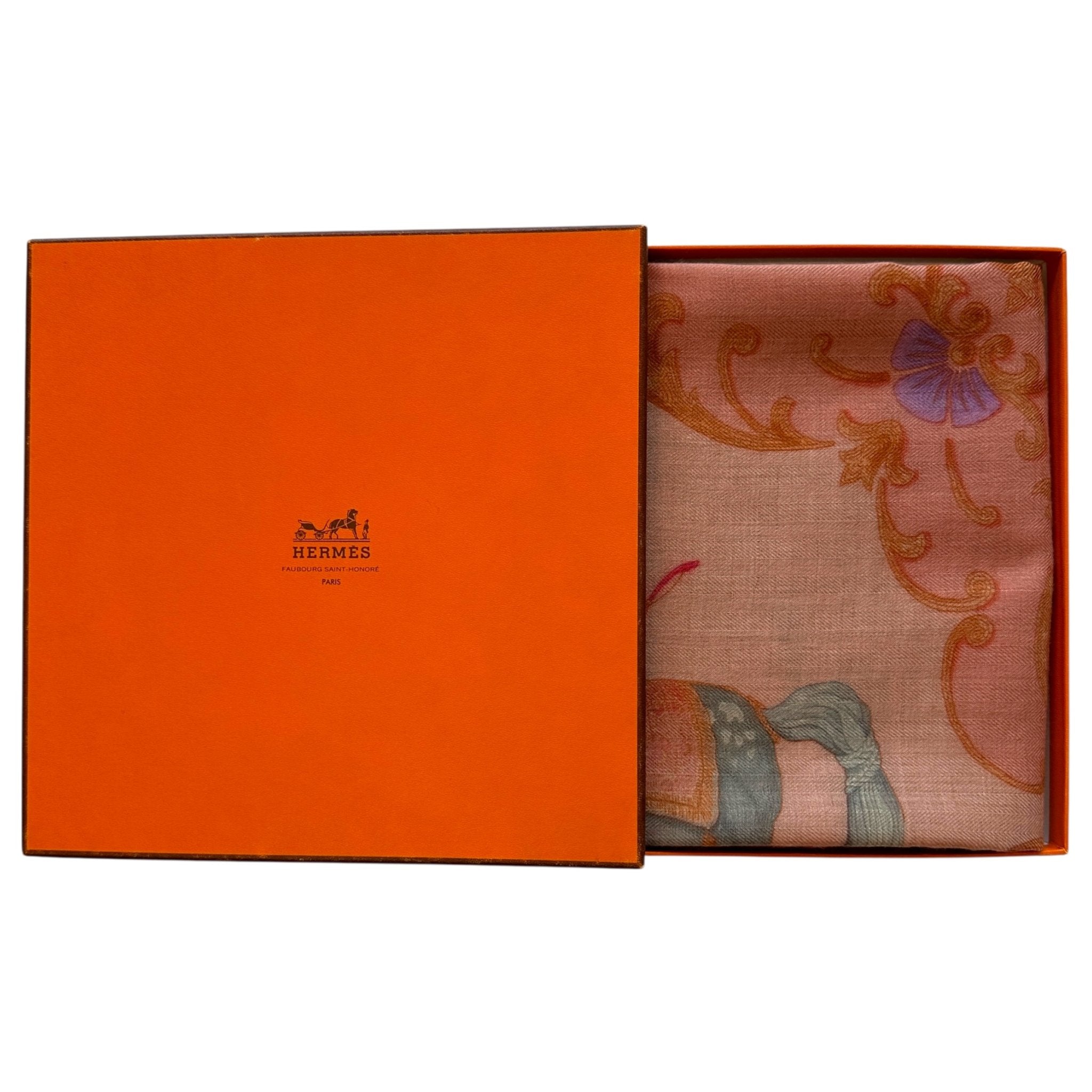 foulard carré en cachemire avec boite Hermès