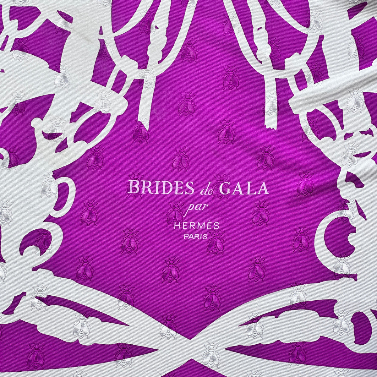 Carré Hermès Brides de Gala Tatouage 90 cm soie, cartouche Brides de Gala par Hermès Paris