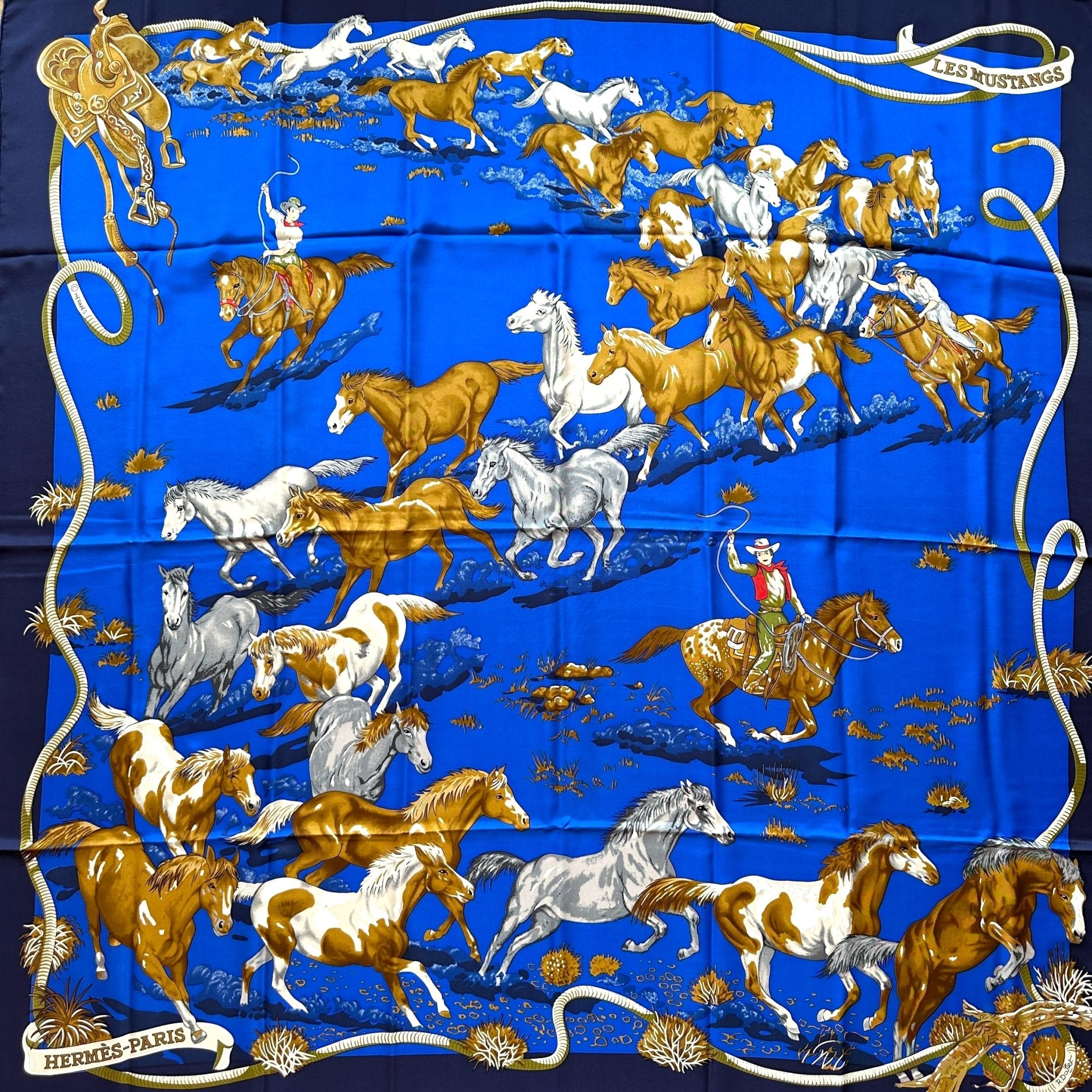 vue d'ensemble du foulard chevaux mustangs courant sur fond bleu entourage bleu marine