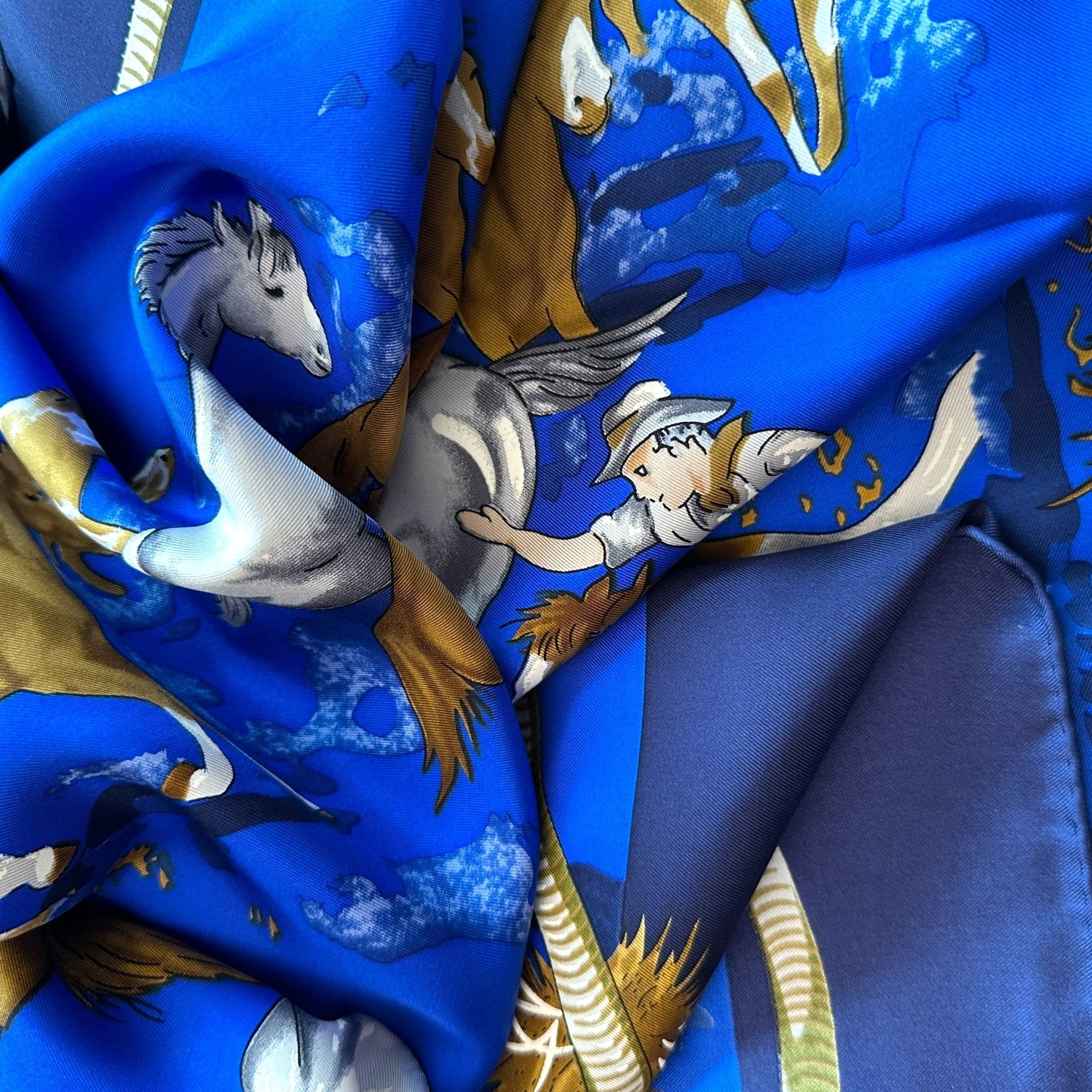 détail du foulard palette de bleu clair et bleu foncé