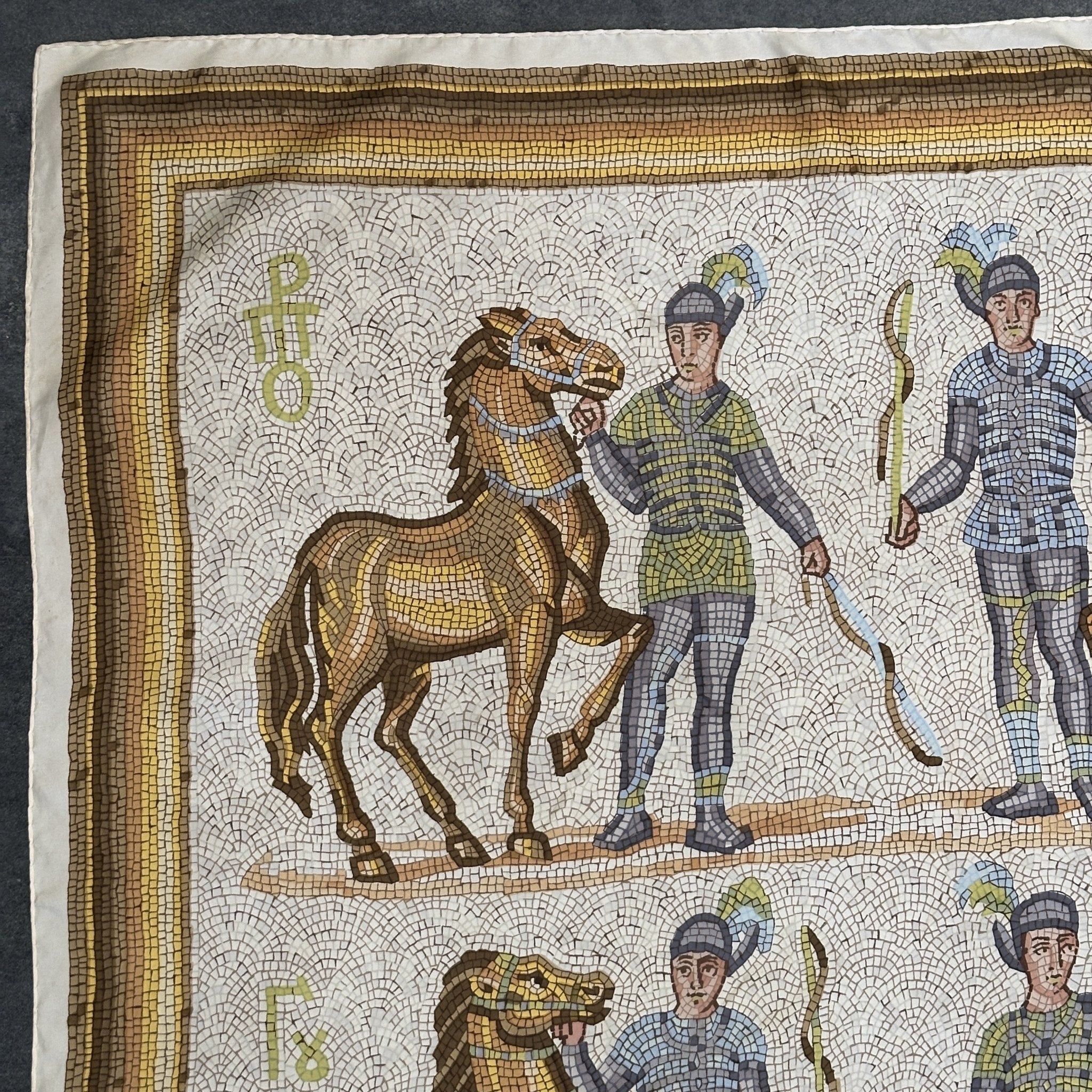coin superieur gauche du foulard en très bon état