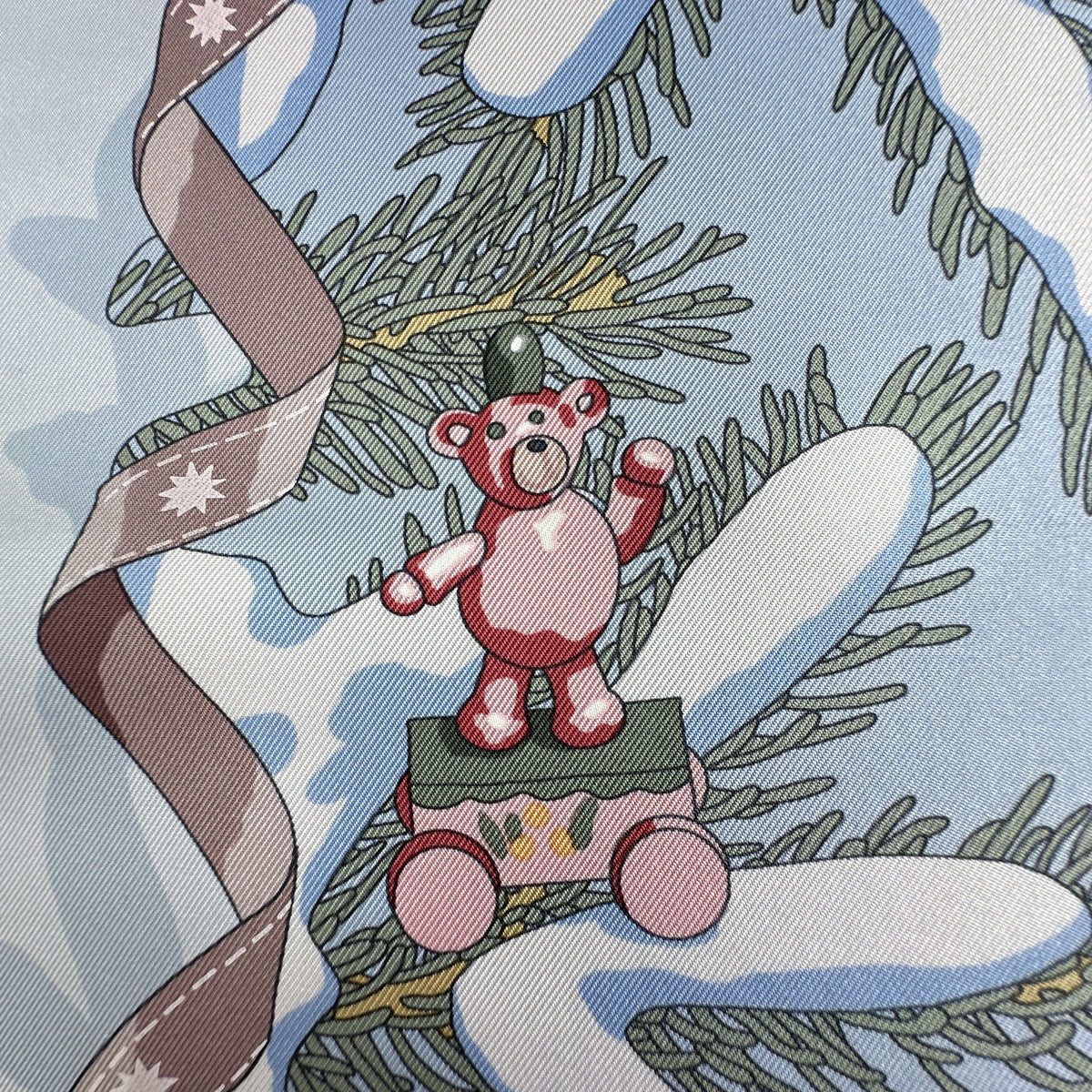 Carré Hermès Noël au 24 Faubourg Rybaltchenko 90 cm soie bleu ciel, ourson sur son chariot