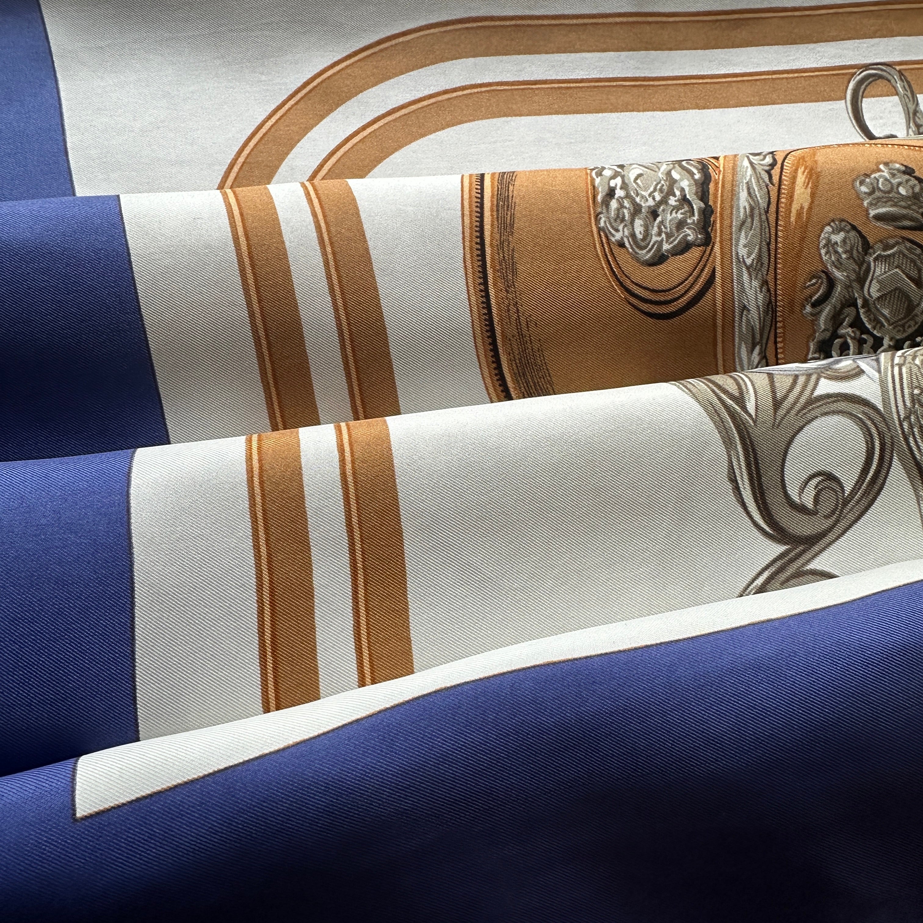 zoom sur les plis de soie du carré hermès 