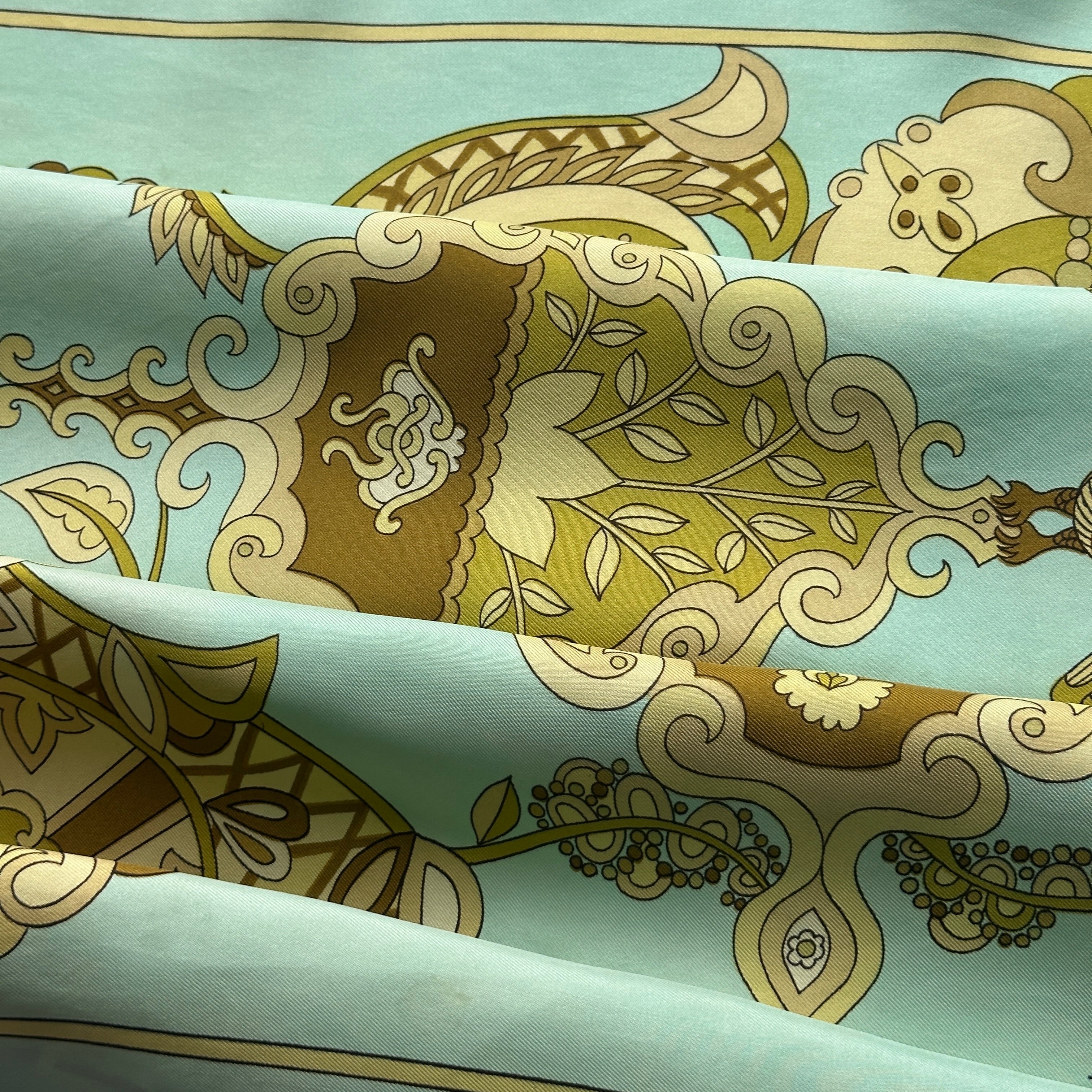 Plis du foulard montrant la fluidité de la soie vintage et la vibrance de la couleur vert menthe à l'eau.