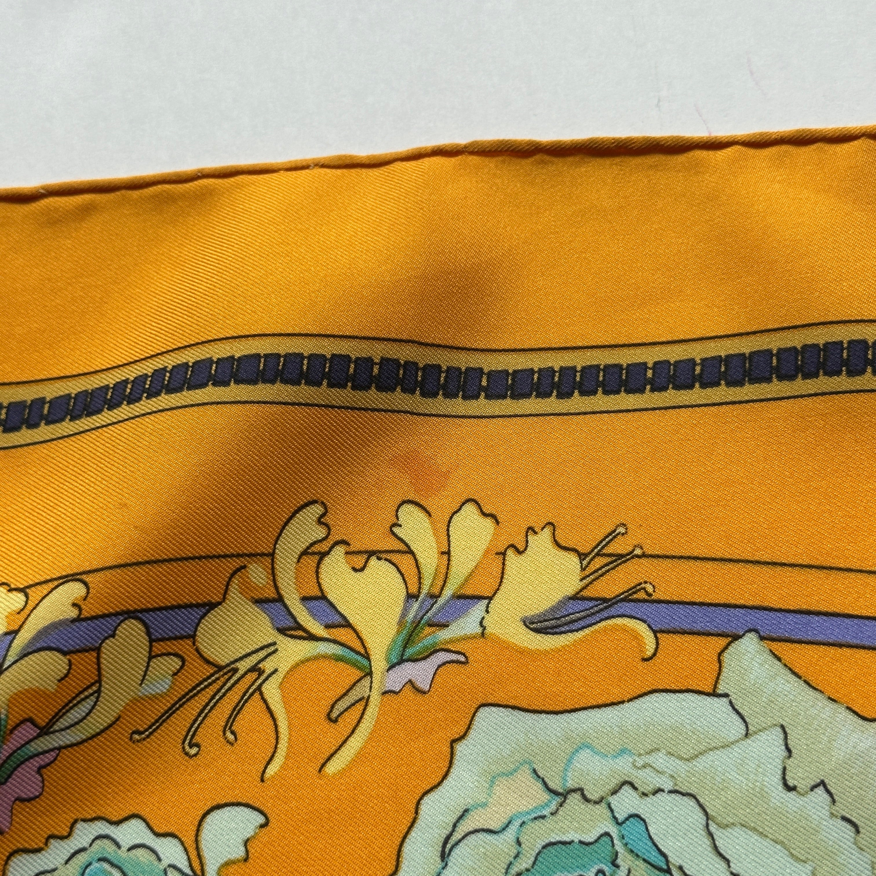transparence état du foulard Hermès vintage : zoom sur une légère tâche