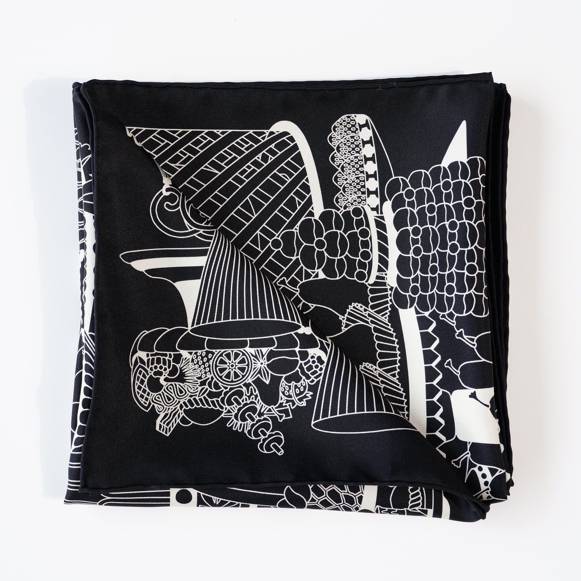 Carré Hermès 90 La Pâtisserie Française plié, mettant en avant la précision du dessin monochrome.