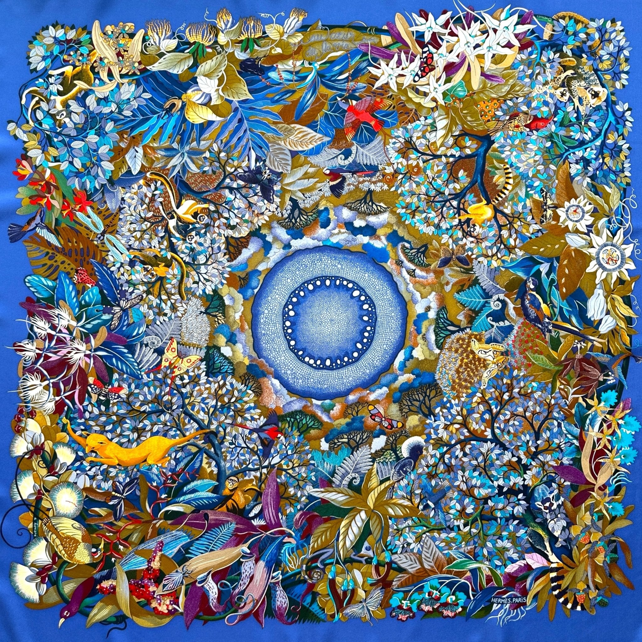 Carré Hermès Au Cœur de la Vie bleu – vue d'ensemble du foulard 90×90 cm en soie