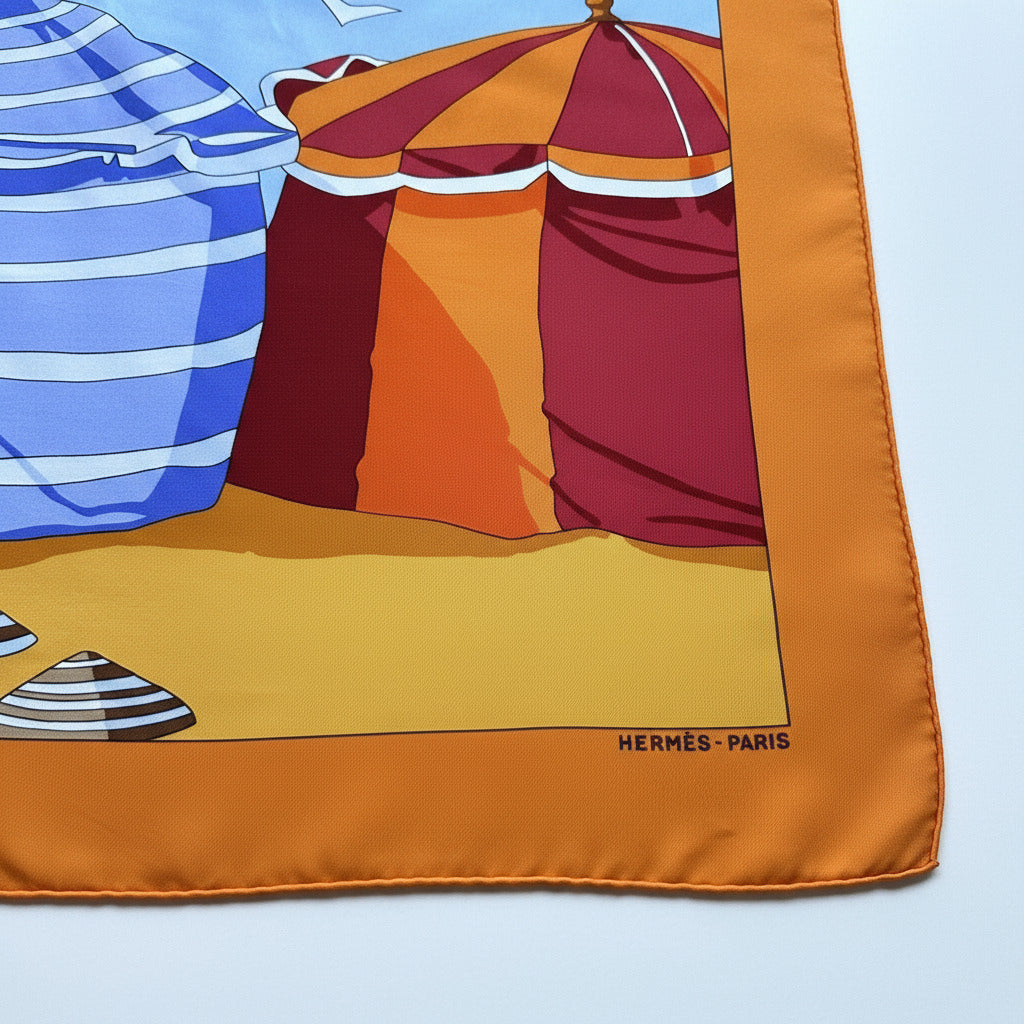 Détail du coin du carré Hermès Charmes des Plages Normandes II avec inscription Hermès Paris