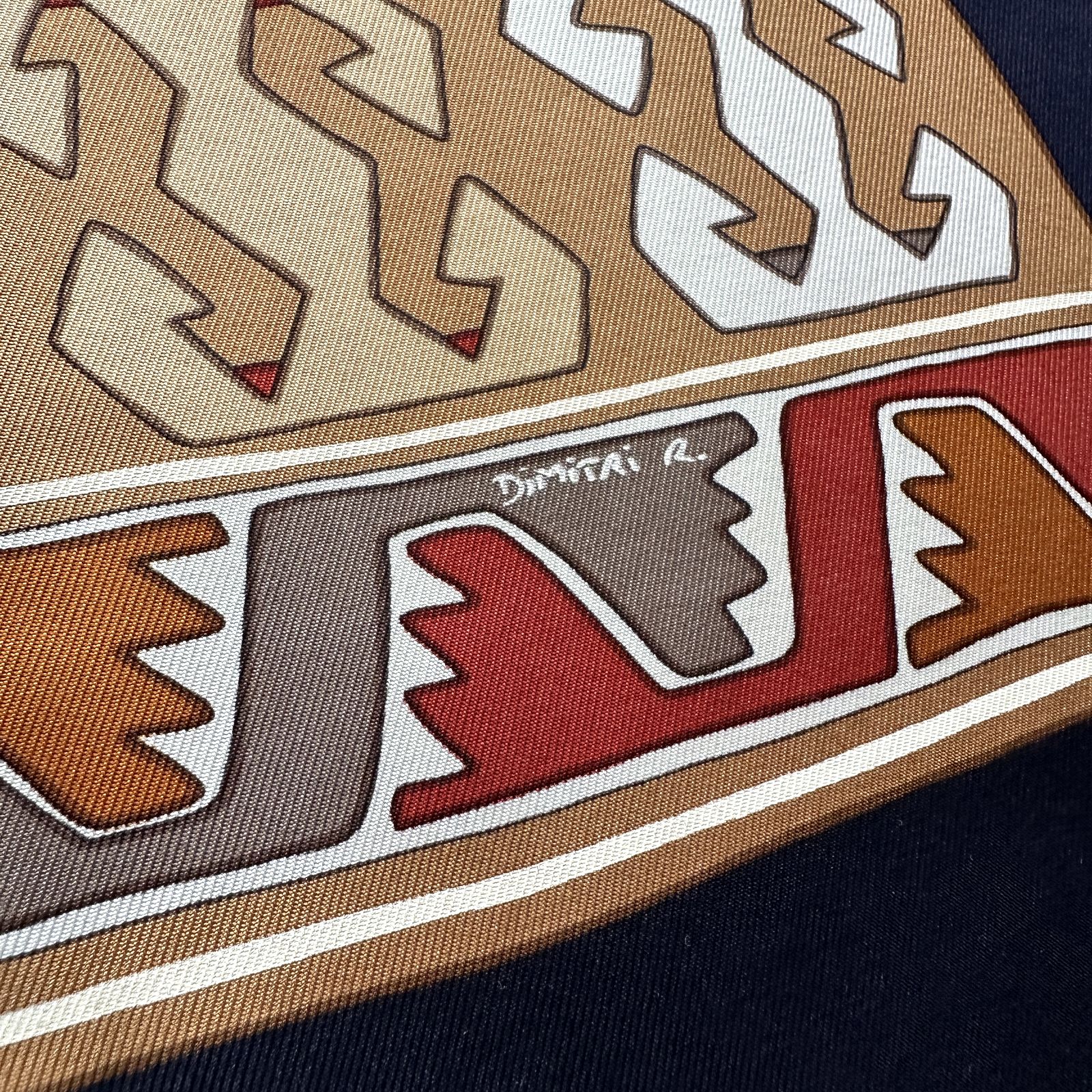 Signature Dimitri R. sur le foulard Hermès Kilim en twill de soie