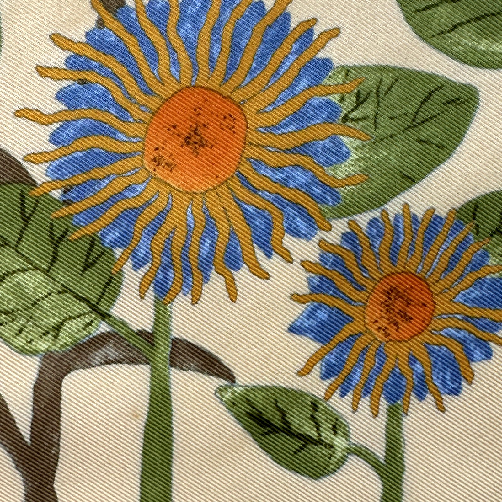 Détail des fleurs stylisées bleu et orange du carré Hermès Tournesols