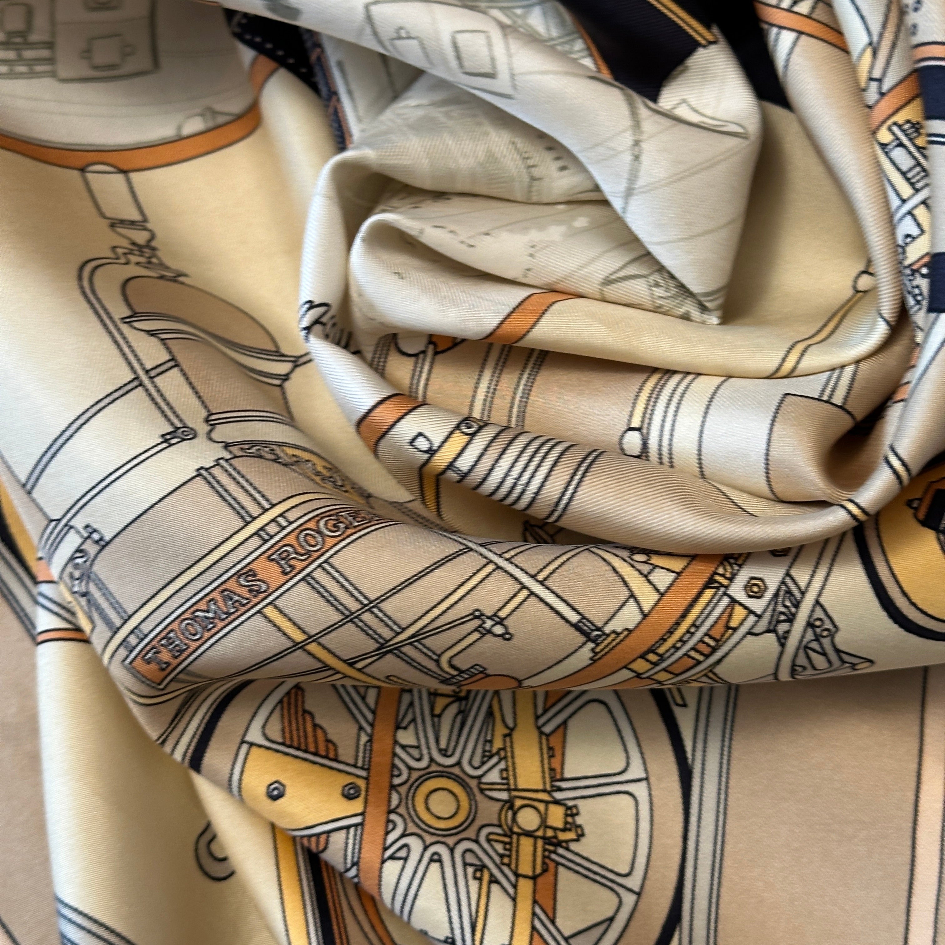 foulard porté avec ses plis 