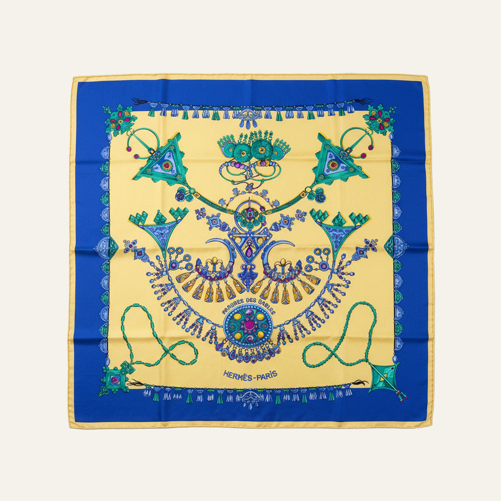 Foulard Hermès Parures des Sables bleu et jaune vue d'ensemble, motifs de bijoux.